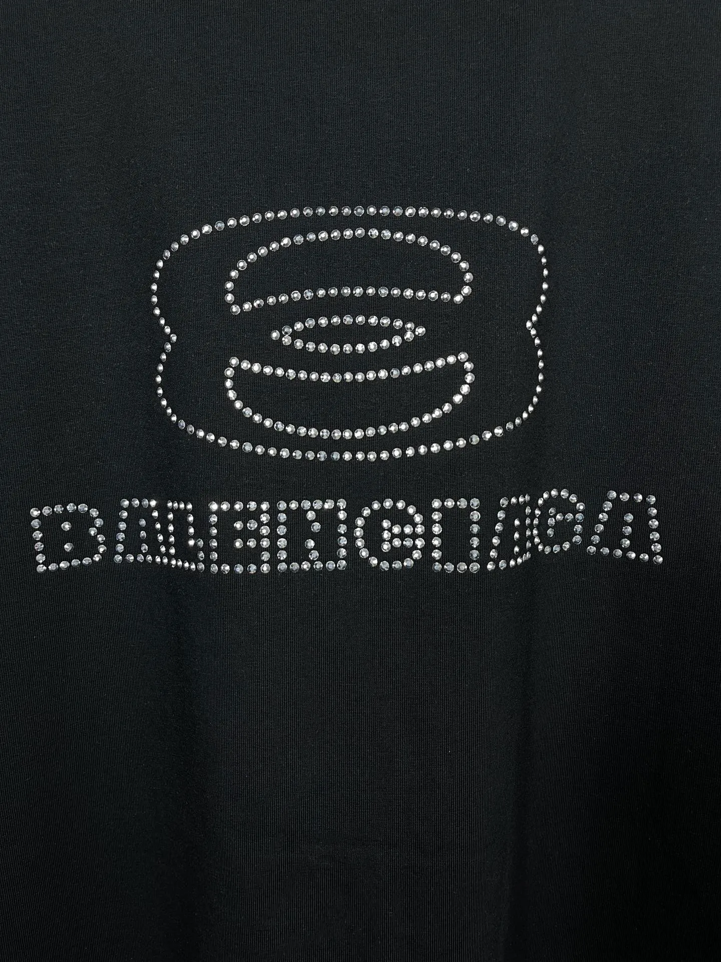 🅿️174 Actual pictures [Top version. Official website quality] BALENCI*GA/Paris BALENCI*GA# New style, classic LOGO hot-drilled short-sleeved T-shirt on the front and back. Brick cabinet synchronization. The fabric is made of Paris ZP custom-woven and dyed 100% cotton double yarn compact cotton. The weight is 260 grams, the cloth surface is clean. The cloth pattern is clear. Soft and comfortable. The color fastness is good. It is not easy to change color. The threads are woven and dyed with no color difference. The back hot drill uses imported drill, which has good gloss and is not easy to fall off. Jubie market makes goods based on pictures. Comparisons welcome. Restore the brick cabinet. The version adopts the OS loose shoulder version. Same style for men and women. Code: BL223355 Color: Black. White Size: XS to L