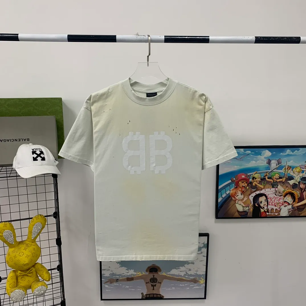 [New] Exclusive top version of the entire network BALENCIAGA 23SS Paris distressed and dirty orange double B muddy dyeing Orange BB printed round neck pure cotton male and female couple star same style short-sleeved T-shirt Special dirty and distressed technology, manual painting of double B pattern, pure cotton soft fabric, color contrast dyeing fabric, ultra-fine flat screen printing process, full of fashion sense, custom dyeing pure cotton fabric 240 grams heavy worsted breathable cotton fabric color contrast dyeing has a stronger cotton feel when used The yp version has not been changed. A small neckline + short cuffs can be worn to look like the upper body of the model. The double B letter pattern is designed with old elements to create a dirty effect. Thermoset ink printing uses chemical ink as pigment. It needs high temperature drying to solidify the ink on the fabric. The unique dirty and hole-worn effect. Partial positions of the heavy pure cotton material are deliberately treated to have the effect of wear and damage, combined with the rust stain and dirty color effect to create a polluted appearance. Color; White Code number; XS-M P:280