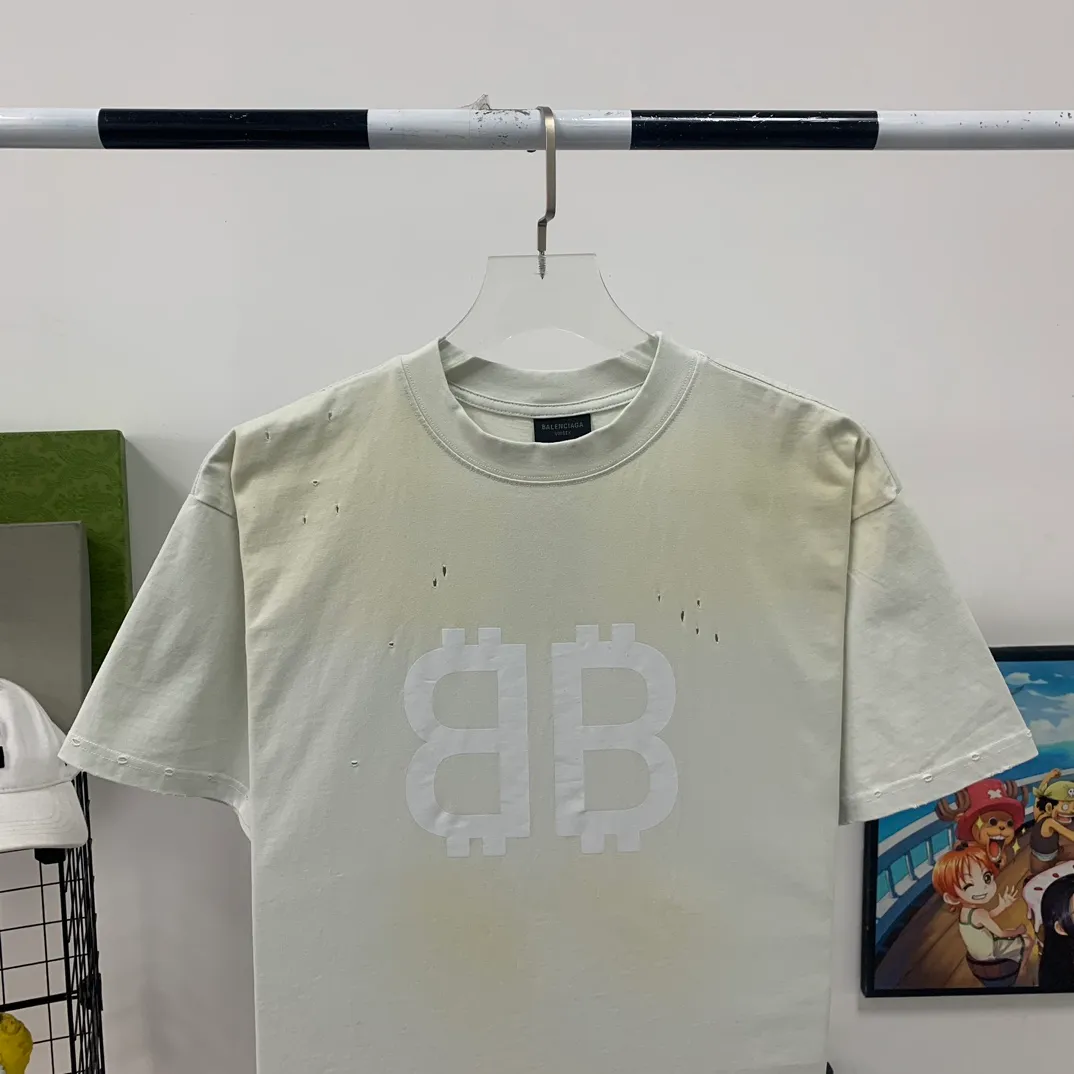 [New] Exclusive top version of the entire network BALENCIAGA 23SS Paris distressed and dirty orange double B muddy dyeing Orange BB printed round neck pure cotton male and female couple star same style short-sleeved T-shirt Special dirty and distressed technology, manual painting of double B pattern, pure cotton soft fabric, color contrast dyeing fabric, ultra-fine flat screen printing process, full of fashion sense, custom dyeing pure cotton fabric 240 grams heavy worsted breathable cotton fabric color contrast dyeing has a stronger cotton feel when used The yp version has not been changed. A small neckline + short cuffs can be worn to look like the upper body of the model. The double B letter pattern is designed with old elements to create a dirty effect. Thermoset ink printing uses chemical ink as pigment. It needs high temperature drying to solidify the ink on the fabric. The unique dirty and hole-worn effect. Partial positions of the heavy pure cotton material are deliberately treated to have the effect of wear and damage, combined with the rust stain and dirty color effect to create a polluted appearance. Color; White Code number; XS-M P:280