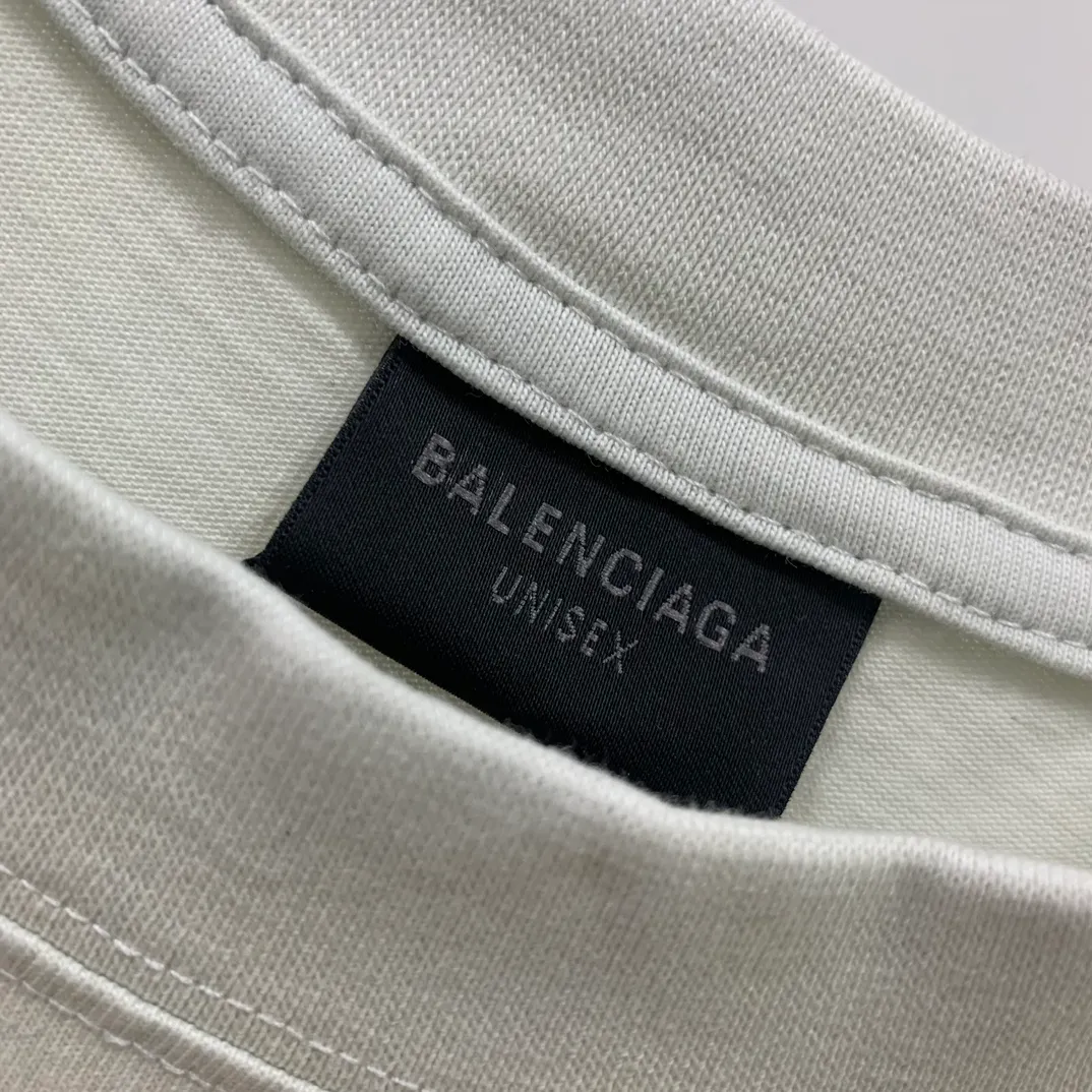 [New] Exclusive top version of the entire network BALENCIAGA 23SS Paris distressed and dirty orange double B muddy dyeing Orange BB printed round neck pure cotton male and female couple star same style short-sleeved T-shirt Special dirty and distressed technology, manual painting of double B pattern, pure cotton soft fabric, color contrast dyeing fabric, ultra-fine flat screen printing process, full of fashion sense, custom dyeing pure cotton fabric 240 grams heavy worsted breathable cotton fabric color contrast dyeing has a stronger cotton feel when used The yp version has not been changed. A small neckline + short cuffs can be worn to look like the upper body of the model. The double B letter pattern is designed with old elements to create a dirty effect. Thermoset ink printing uses chemical ink as pigment. It needs high temperature drying to solidify the ink on the fabric. The unique dirty and hole-worn effect. Partial positions of the heavy pure cotton material are deliberately treated to have the effect of wear and damage, combined with the rust stain and dirty color effect to create a polluted appearance. Color; White Code number; XS-M P:280