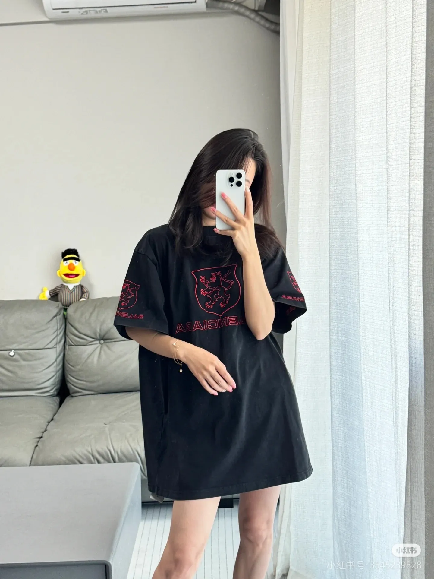 ♻️💯Upper body reference model picture❤️Top version BALENCIAGA/Paris. 2025 new Manchester United co-branded embroidery. Brick cabinet synchronization. Genuine product developed at the first time, happy to print and compare! The fabric is made of Paris ZP custom-woven and dyed cotton with double yarn. Weighing 260 grams, the cloth surface is clean. The cloth pattern is clear, soft and comfortable. The threads are dyed with no color difference. The embroidery uses imported Tajima embroidery machines. The letters are clear and the effect is three-dimensional. The entire garment is worn and distressed. The version adopts OS loose shoulder design. Same style for men and women. Color: black. Size: XS S M L P: 290
