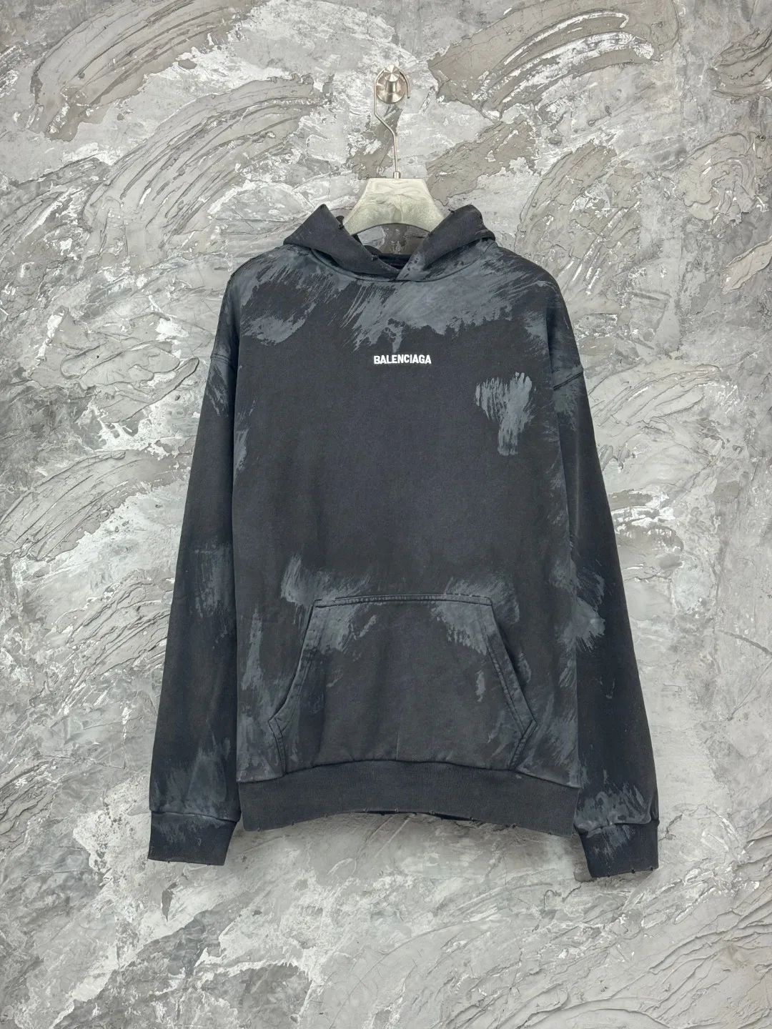 🅿️420 - BALENCI*GA Paris hand-painted graffiti lettering hooded sweatshirt. The front and back patterns are finely embroidered by imported Tajima embroidery machines. Growth washed and aged. Hand-painted graffiti by hand-made masters. Customized matching hardware. Overweight craftsmanship. Clear letters. Three-dimensional effect. Exclusively pattern-woven and dyed 460g fabric. Threads are dyed in the same vat with zero color difference. Brick cabinet synchronization. Welcome to compare. Same style for men and women -Color: washed black -SIZE: Xs S M L style number 8977#