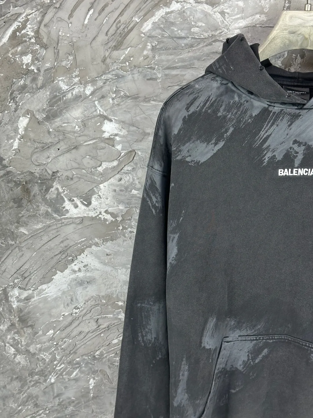🅿️420 - BALENCI*GA Paris hand-painted graffiti lettering hooded sweatshirt. The front and back patterns are finely embroidered by imported Tajima embroidery machines. Growth washed and aged. Hand-painted graffiti by hand-made masters. Customized matching hardware. Overweight craftsmanship. Clear letters. Three-dimensional effect. Exclusively pattern-woven and dyed 460g fabric. Threads are dyed in the same vat with zero color difference. Brick cabinet synchronization. Welcome to compare. Same style for men and women -Color: washed black -SIZE: Xs S M L style number 8977#