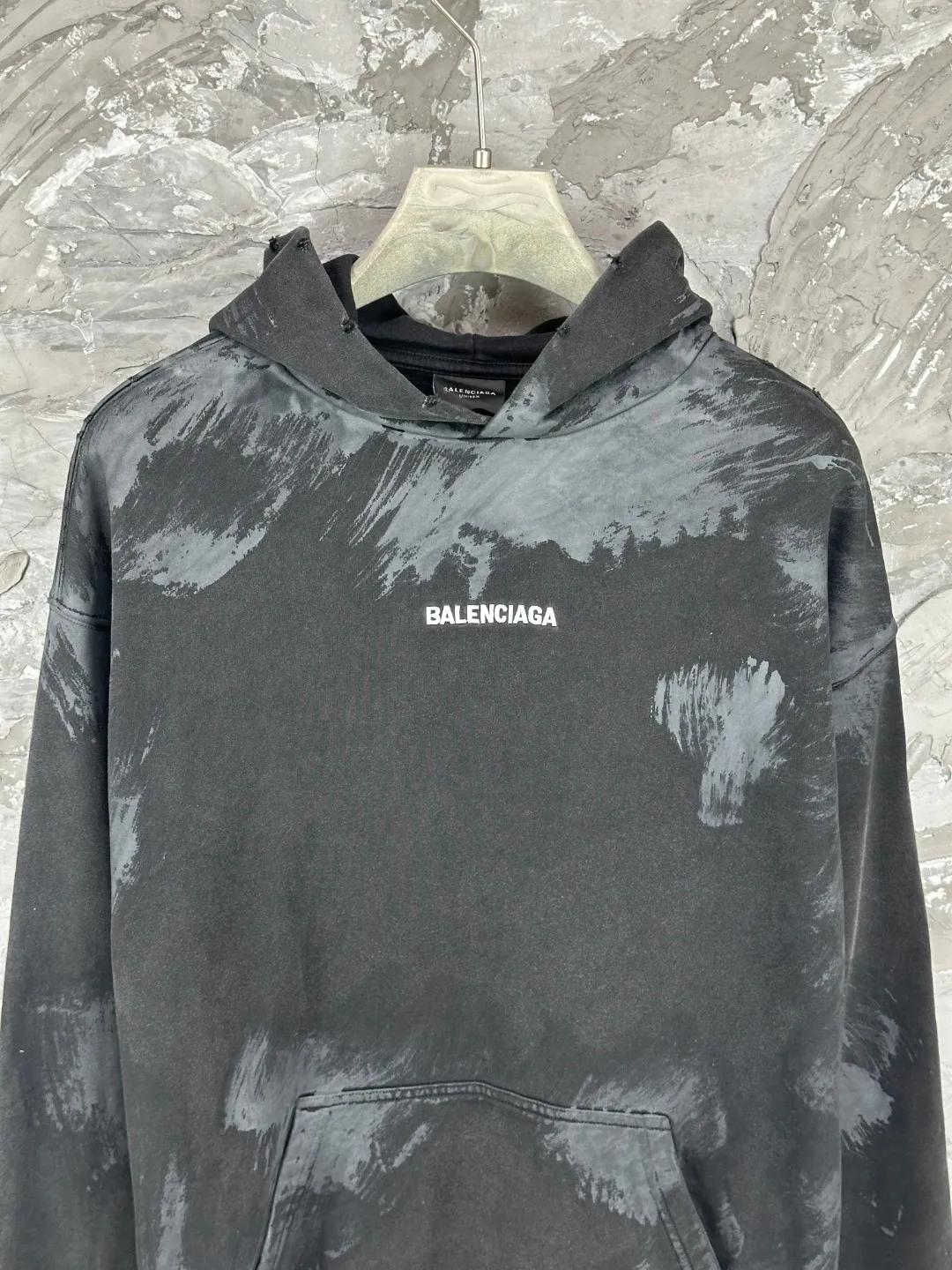 🅿️420 - BALENCI*GA Paris hand-painted graffiti lettering hooded sweatshirt. The front and back patterns are finely embroidered by imported Tajima embroidery machines. Growth washed and aged. Hand-painted graffiti by hand-made masters. Customized matching hardware. Overweight craftsmanship. Clear letters. Three-dimensional effect. Exclusively pattern-woven and dyed 460g fabric. Threads are dyed in the same vat with zero color difference. Brick cabinet synchronization. Welcome to compare. Same style for men and women -Color: washed black -SIZE: Xs S M L style number 8977#