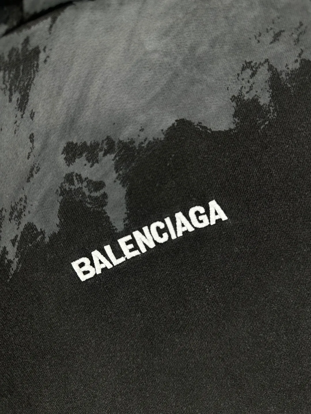 🅿️420 - BALENCI*GA Paris hand-painted graffiti lettering hooded sweatshirt. The front and back patterns are finely embroidered by imported Tajima embroidery machines. Growth washed and aged. Hand-painted graffiti by hand-made masters. Customized matching hardware. Overweight craftsmanship. Clear letters. Three-dimensional effect. Exclusively pattern-woven and dyed 460g fabric. Threads are dyed in the same vat with zero color difference. Brick cabinet synchronization. Welcome to compare. Same style for men and women -Color: washed black -SIZE: Xs S M L style number 8977#