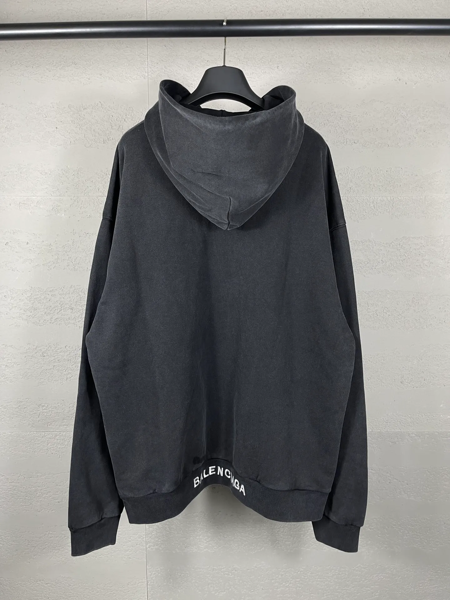 🅿️310 real photos [Top version. Official website quality] BALENCI*GA/Paris BALENCI*GA#Valentine's Day. Limited to the latest model, 520 love printed ribbed embroidery LOGO hooded sweatshirt on the back. Brick cabinet synchronization. The fabric is made of Paris ZP custom-woven and dyed 100% cotton double-yarn large sweatshirt. The weight is 450 grams. The cloth surface is clean. The cloth texture is clear. Soft and comfortable. The color fastness is good. It is not easy to change color. The threads are woven and dyed with no color difference. The printing is done by computer direct printing, with ribbed embroidery on the back for a three-dimensional effect. The version adopts OS loose shoulder style. Same style for men and women. Code: BL238028 Color: washed black. Off-white. Size: XS S M L