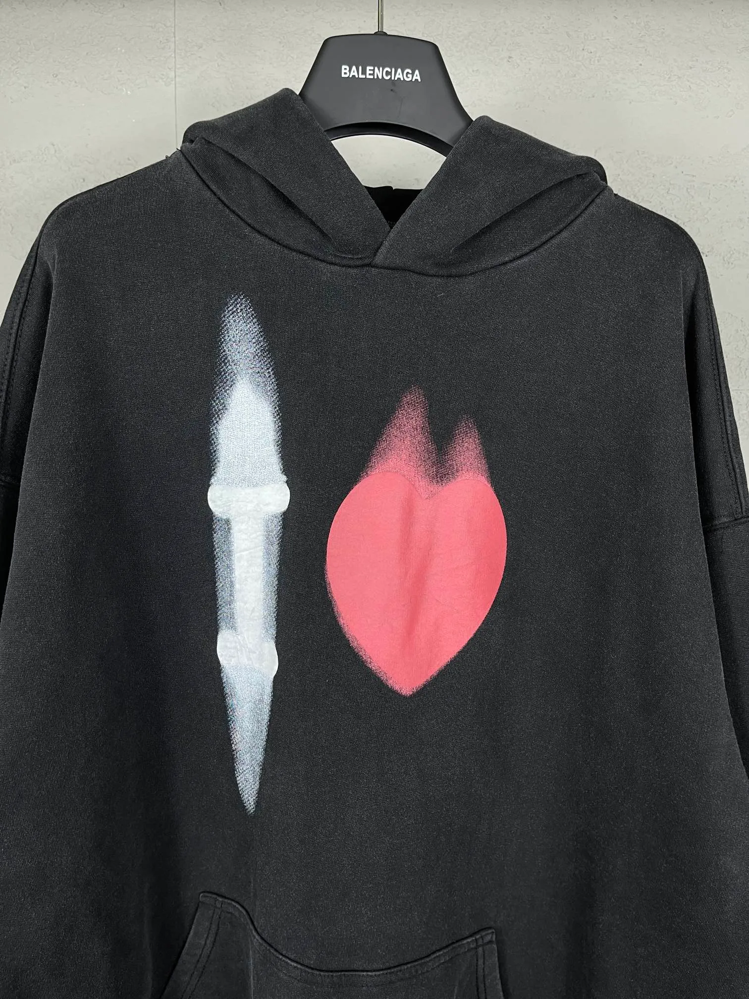 🅿️310 real photos [Top version. Official website quality] BALENCI*GA/Paris BALENCI*GA#Valentine's Day. Limited to the latest model, 520 love printed ribbed embroidery LOGO hooded sweatshirt on the back. Brick cabinet synchronization. The fabric is made of Paris ZP custom-woven and dyed 100% cotton double-yarn large sweatshirt. The weight is 450 grams. The cloth surface is clean. The cloth texture is clear. Soft and comfortable. The color fastness is good. It is not easy to change color. The threads are woven and dyed with no color difference. The printing is done by computer direct printing, with ribbed embroidery on the back for a three-dimensional effect. The version adopts OS loose shoulder style. Same style for men and women. Code: BL238028 Color: washed black. Off-white. Size: XS S M L