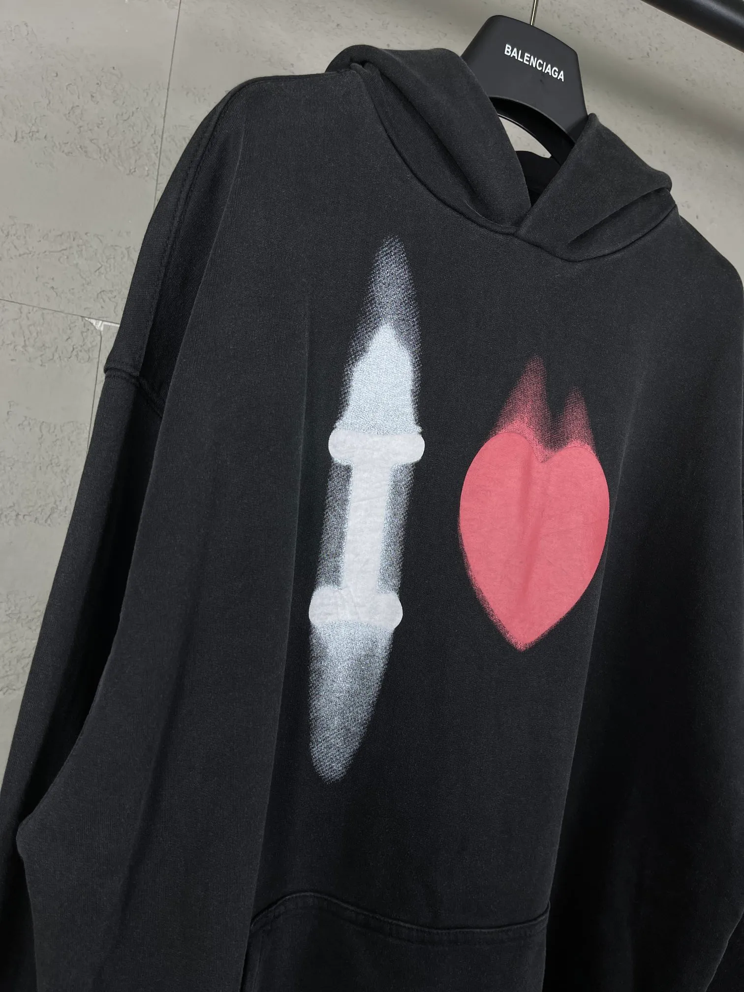 🅿️310 real photos [Top version. Official website quality] BALENCI*GA/Paris BALENCI*GA#Valentine's Day. Limited to the latest model, 520 love printed ribbed embroidery LOGO hooded sweatshirt on the back. Brick cabinet synchronization. The fabric is made of Paris ZP custom-woven and dyed 100% cotton double-yarn large sweatshirt. The weight is 450 grams. The cloth surface is clean. The cloth texture is clear. Soft and comfortable. The color fastness is good. It is not easy to change color. The threads are woven and dyed with no color difference. The printing is done by computer direct printing, with ribbed embroidery on the back for a three-dimensional effect. The version adopts OS loose shoulder style. Same style for men and women. Code: BL238028 Color: washed black. Off-white. Size: XS S M L