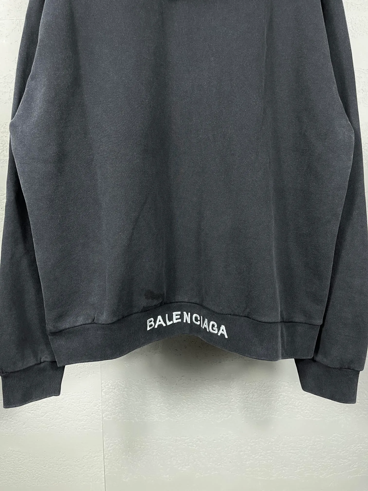 🅿️310 real photos [Top version. Official website quality] BALENCI*GA/Paris BALENCI*GA#Valentine's Day. Limited to the latest model, 520 love printed ribbed embroidery LOGO hooded sweatshirt on the back. Brick cabinet synchronization. The fabric is made of Paris ZP custom-woven and dyed 100% cotton double-yarn large sweatshirt. The weight is 450 grams. The cloth surface is clean. The cloth texture is clear. Soft and comfortable. The color fastness is good. It is not easy to change color. The threads are woven and dyed with no color difference. The printing is done by computer direct printing, with ribbed embroidery on the back for a three-dimensional effect. The version adopts OS loose shoulder style. Same style for men and women. Code: BL238028 Color: washed black. Off-white. Size: XS S M L