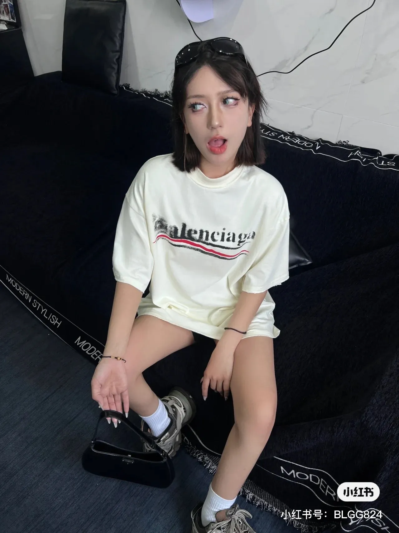 🎀Hot model pictures🎀Top verified version BALENCIAGA/Balenciaga 2024 SS classic Coke wave graffiti printed short-sleeved T-shirt ✅No.1 quality in this market Real ceiling quality ✅All original development attention to detail pictures to avoid stolen pictures from merchants ✅Correct 260g fixed-dyed double yarn fabric Precision printing screen ✅Correct imported material printing Dot direct injection process Letters are clear and three-dimensional, firm and not falling off ✅Thread fixed dyeing without color difference Overweight craftsmanship, different market currency. Here is an explanation of why mine is a little more expensive than others, 1. It seems to be simple printing or embroidery, but it is not simple at all. 10000% imported machine restoration is not just lip service. Welcome to compare with peers. 2. Each model is produced by the company. The details of the workmanship and fabrics are consistent with the original ones. It is guaranteed to have no color difference with the counters. Re-engraving is not scary. Whoever is fake is embarrassed. It’s not shameful to make a replica, it’s shameful if you can’t buy the correct version if you make a replica. 3. Note that the threaded collars are all original collars of certain countries and regions, with high wrapping. The width of the neckline and cabinets are accurate to the millimeter. Thick necklines are not easy to deform. The collars of high-end products are all restored cabinets. They are different from the big collars in the world. Ordinary garbage short-sleeves are printed with a print. The clavicle of the upper body is exposed. Please be patient. Customers who have bought genuine products or have seen genuine products will come back to place orders again. This is quality. This is quality. 4. Different styles of washed wheat main wheat, including imported wheat, have different colors and codes. Really restore the counter. As we all know, Balenciaga has different English or different colors on the collar labels of each quarter. This distinguishes the fast food products with the same common main wheat washed wheat. 5. Pay attention to the workmanship. The stitching at the neckline has no folds, smooth and natural without overlapping lines, and truly restores this. This is something that many people cannot do. 6. The fabric is made of 260g Paris-specific double yarn. No one can make better fabrics than my family. There is really no way to compare with the ordinary version on the market. Respect it. It is genuine and costs several thousand yuan. Don’t go for the quality of street stall products. 7. The workmanship is fully restored and the packaging is fully restored. The cost is huge. 8. I guarantee here that this is the highest quality you can find. Size: XS--L Color black apricot P: 260
