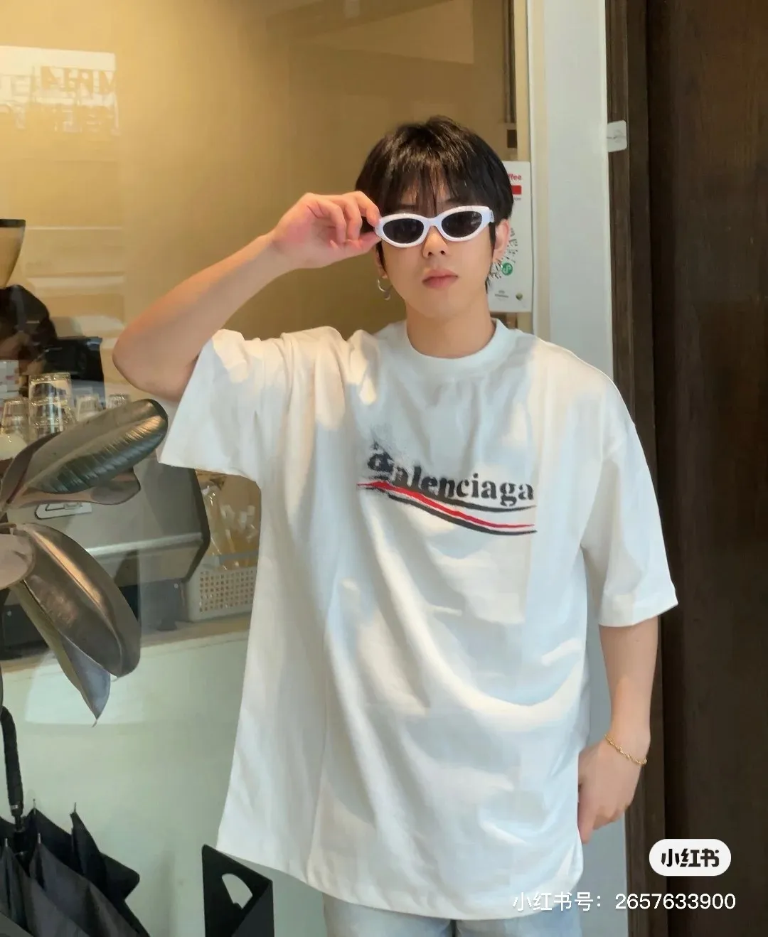 🎀Hot model pictures🎀Top verified version BALENCIAGA/Balenciaga 2024 SS classic Coke wave graffiti printed short-sleeved T-shirt ✅No.1 quality in this market Real ceiling quality ✅All original development attention to detail pictures to avoid stolen pictures from merchants ✅Correct 260g fixed-dyed double yarn fabric Precision printing screen ✅Correct imported material printing Dot direct injection process Letters are clear and three-dimensional, firm and not falling off ✅Thread fixed dyeing without color difference Overweight craftsmanship, different market currency. Here is an explanation of why mine is a little more expensive than others, 1. It seems to be simple printing or embroidery, but it is not simple at all. 10000% imported machine restoration is not just lip service. Welcome to compare with peers. 2. Each model is produced by the company. The details of the workmanship and fabrics are consistent with the original ones. It is guaranteed to have no color difference with the counters. Re-engraving is not scary. Whoever is fake is embarrassed. It’s not shameful to make a replica, it’s shameful if you can’t buy the correct version if you make a replica. 3. Note that the threaded collars are all original collars of certain countries and regions, with high wrapping. The width of the neckline and cabinets are accurate to the millimeter. Thick necklines are not easy to deform. The collars of high-end products are all restored cabinets. They are different from the big collars in the world. Ordinary garbage short-sleeves are printed with a print. The clavicle of the upper body is exposed. Please be patient. Customers who have bought genuine products or have seen genuine products will come back to place orders again. This is quality. This is quality. 4. Different styles of washed wheat main wheat, including imported wheat, have different colors and codes. Really restore the counter. As we all know, Balenciaga has different English or different colors on the collar labels of each quarter. This distinguishes the fast food products with the same common main wheat washed wheat. 5. Pay attention to the workmanship. The stitching at the neckline has no folds, smooth and natural without overlapping lines, and truly restores this. This is something that many people cannot do. 6. The fabric is made of 260g Paris-specific double yarn. No one can make better fabrics than my family. There is really no way to compare with the ordinary version on the market. Respect it. It is genuine and costs several thousand yuan. Don’t go for the quality of street stall products. 7. The workmanship is fully restored and the packaging is fully restored. The cost is huge. 8. I guarantee here that this is the highest quality you can find. Size: XS--L Color black apricot P: 260