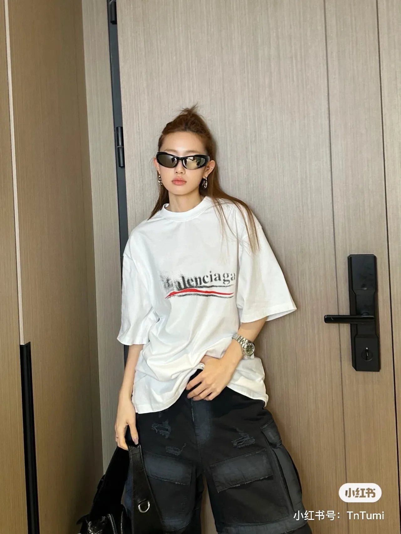 🎀Hot model pictures🎀Top verified version BALENCIAGA/Balenciaga 2024 SS classic Coke wave graffiti printed short-sleeved T-shirt ✅No.1 quality in this market Real ceiling quality ✅All original development attention to detail pictures to avoid stolen pictures from merchants ✅Correct 260g fixed-dyed double yarn fabric Precision printing screen ✅Correct imported material printing Dot direct injection process Letters are clear and three-dimensional, firm and not falling off ✅Thread fixed dyeing without color difference Overweight craftsmanship, different market currency. Here is an explanation of why mine is a little more expensive than others, 1. It seems to be simple printing or embroidery, but it is not simple at all. 10000% imported machine restoration is not just lip service. Welcome to compare with peers. 2. Each model is produced by the company. The details of the workmanship and fabrics are consistent with the original ones. It is guaranteed to have no color difference with the counters. Re-engraving is not scary. Whoever is fake is embarrassed. It’s not shameful to make a replica, it’s shameful if you can’t buy the correct version if you make a replica. 3. Note that the threaded collars are all original collars of certain countries and regions, with high wrapping. The width of the neckline and cabinets are accurate to the millimeter. Thick necklines are not easy to deform. The collars of high-end products are all restored cabinets. They are different from the big collars in the world. Ordinary garbage short-sleeves are printed with a print. The clavicle of the upper body is exposed. Please be patient. Customers who have bought genuine products or have seen genuine products will come back to place orders again. This is quality. This is quality. 4. Different styles of washed wheat main wheat, including imported wheat, have different colors and codes. Really restore the counter. As we all know, Balenciaga has different English or different colors on the collar labels of each quarter. This distinguishes the fast food products with the same common main wheat washed wheat. 5. Pay attention to the workmanship. The stitching at the neckline has no folds, smooth and natural without overlapping lines, and truly restores this. This is something that many people cannot do. 6. The fabric is made of 260g Paris-specific double yarn. No one can make better fabrics than my family. There is really no way to compare with the ordinary version on the market. Respect it. It is genuine and costs several thousand yuan. Don’t go for the quality of street stall products. 7. The workmanship is fully restored and the packaging is fully restored. The cost is huge. 8. I guarantee here that this is the highest quality you can find. Size: XS--L Color black apricot P: 260