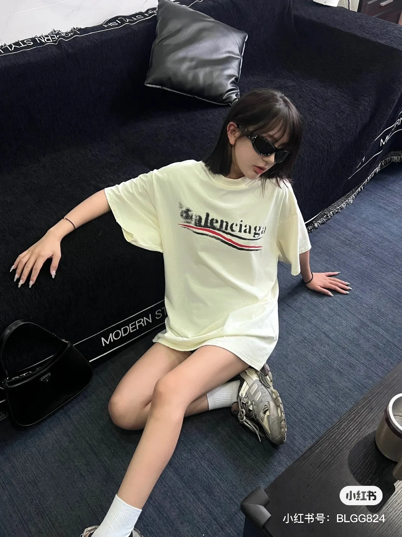 🎀Hot model pictures🎀Top verified version BALENCIAGA/Balenciaga 2024 SS classic Coke wave graffiti printed short-sleeved T-shirt ✅No.1 quality in this market Real ceiling quality ✅All original development attention to detail pictures to avoid stolen pictures from merchants ✅Correct 260g fixed-dyed double yarn fabric Precision printing screen ✅Correct imported material printing Dot direct injection process Letters are clear and three-dimensional, firm and not falling off ✅Thread fixed dyeing without color difference Overweight craftsmanship, different market currency. Here is an explanation of why mine is a little more expensive than others, 1. It seems to be simple printing or embroidery, but it is not simple at all. 10000% imported machine restoration is not just lip service. Welcome to compare with peers. 2. Each model is produced by the company. The details of the workmanship and fabrics are consistent with the original ones. It is guaranteed to have no color difference with the counters. Re-engraving is not scary. Whoever is fake is embarrassed. It’s not shameful to make a replica, it’s shameful if you can’t buy the correct version if you make a replica. 3. Note that the threaded collars are all original collars of certain countries and regions, with high wrapping. The width of the neckline and cabinets are accurate to the millimeter. Thick necklines are not easy to deform. The collars of high-end products are all restored cabinets. They are different from the big collars in the world. Ordinary garbage short-sleeves are printed with a print. The clavicle of the upper body is exposed. Please be patient. Customers who have bought genuine products or have seen genuine products will come back to place orders again. This is quality. This is quality. 4. Different styles of washed wheat main wheat, including imported wheat, have different colors and codes. Really restore the counter. As we all know, Balenciaga has different English or different colors on the collar labels of each quarter. This distinguishes the fast food products with the same common main wheat washed wheat. 5. Pay attention to the workmanship. The stitching at the neckline has no folds, smooth and natural without overlapping lines, and truly restores this. This is something that many people cannot do. 6. The fabric is made of 260g Paris-specific double yarn. No one can make better fabrics than my family. There is really no way to compare with the ordinary version on the market. Respect it. It is genuine and costs several thousand yuan. Don’t go for the quality of street stall products. 7. The workmanship is fully restored and the packaging is fully restored. The cost is huge. 8. I guarantee here that this is the highest quality you can find. Size: XS--L Color black apricot P: 260