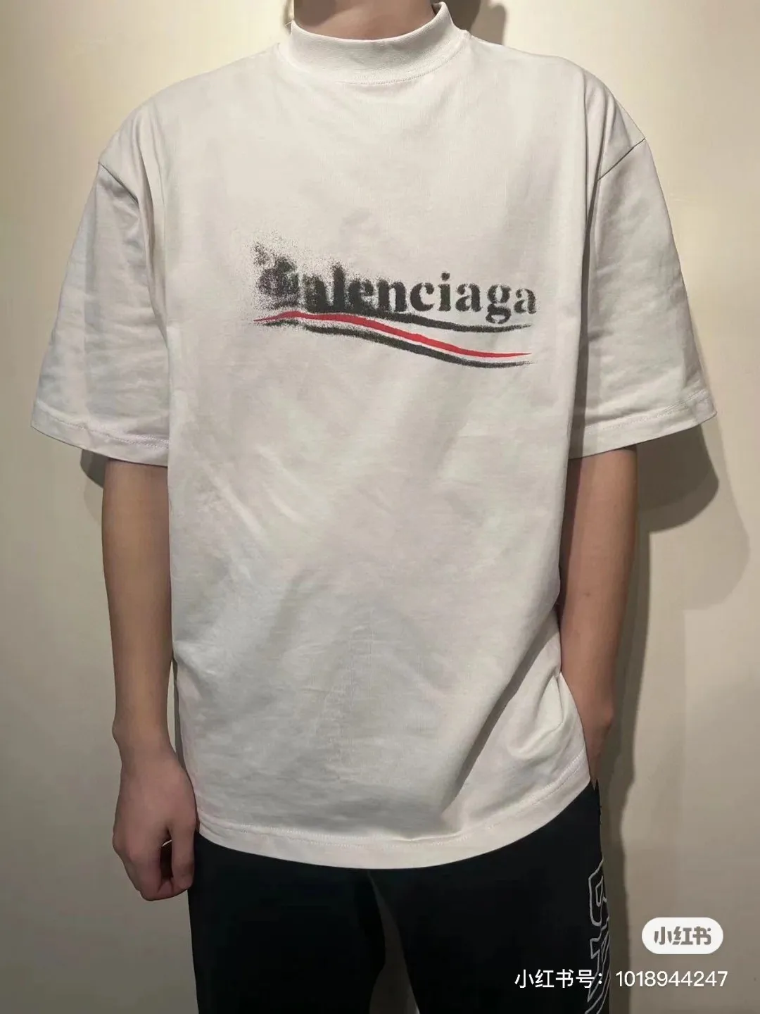 🎀Hot model pictures🎀Top verified version BALENCIAGA/Balenciaga 2024 SS classic Coke wave graffiti printed short-sleeved T-shirt ✅No.1 quality in this market Real ceiling quality ✅All original development attention to detail pictures to avoid stolen pictures from merchants ✅Correct 260g fixed-dyed double yarn fabric Precision printing screen ✅Correct imported material printing Dot direct injection process Letters are clear and three-dimensional, firm and not falling off ✅Thread fixed dyeing without color difference Overweight craftsmanship, different market currency. Here is an explanation of why mine is a little more expensive than others, 1. It seems to be simple printing or embroidery, but it is not simple at all. 10000% imported machine restoration is not just lip service. Welcome to compare with peers. 2. Each model is produced by the company. The details of the workmanship and fabrics are consistent with the original ones. It is guaranteed to have no color difference with the counters. Re-engraving is not scary. Whoever is fake is embarrassed. It’s not shameful to make a replica, it’s shameful if you can’t buy the correct version if you make a replica. 3. Note that the threaded collars are all original collars of certain countries and regions, with high wrapping. The width of the neckline and cabinets are accurate to the millimeter. Thick necklines are not easy to deform. The collars of high-end products are all restored cabinets. They are different from the big collars in the world. Ordinary garbage short-sleeves are printed with a print. The clavicle of the upper body is exposed. Please be patient. Customers who have bought genuine products or have seen genuine products will come back to place orders again. This is quality. This is quality. 4. Different styles of washed wheat main wheat, including imported wheat, have different colors and codes. Really restore the counter. As we all know, Balenciaga has different English or different colors on the collar labels of each quarter. This distinguishes the fast food products with the same common main wheat washed wheat. 5. Pay attention to the workmanship. The stitching at the neckline has no folds, smooth and natural without overlapping lines, and truly restores this. This is something that many people cannot do. 6. The fabric is made of 260g Paris-specific double yarn. No one can make better fabrics than my family. There is really no way to compare with the ordinary version on the market. Respect it. It is genuine and costs several thousand yuan. Don’t go for the quality of street stall products. 7. The workmanship is fully restored and the packaging is fully restored. The cost is huge. 8. I guarantee here that this is the highest quality you can find. Size: XS--L Color black apricot P: 260