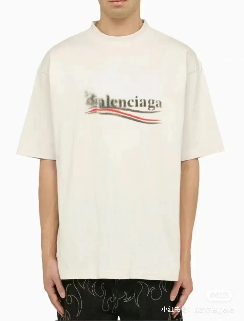 🎀Hot model pictures🎀Top verified version BALENCIAGA/Balenciaga 2024 SS classic Coke wave graffiti printed short-sleeved T-shirt ✅No.1 quality in this market Real ceiling quality ✅All original development attention to detail pictures to avoid stolen pictures from merchants ✅Correct 260g fixed-dyed double yarn fabric Precision printing screen ✅Correct imported material printing Dot direct injection process Letters are clear and three-dimensional, firm and not falling off ✅Thread fixed dyeing without color difference Overweight craftsmanship, different market currency. Here is an explanation of why mine is a little more expensive than others, 1. It seems to be simple printing or embroidery, but it is not simple at all. 10000% imported machine restoration is not just lip service. Welcome to compare with peers. 2. Each model is produced by the company. The details of the workmanship and fabrics are consistent with the original ones. It is guaranteed to have no color difference with the counters. Re-engraving is not scary. Whoever is fake is embarrassed. It’s not shameful to make a replica, it’s shameful if you can’t buy the correct version if you make a replica. 3. Note that the threaded collars are all original collars of certain countries and regions, with high wrapping. The width of the neckline and cabinets are accurate to the millimeter. Thick necklines are not easy to deform. The collars of high-end products are all restored cabinets. They are different from the big collars in the world. Ordinary garbage short-sleeves are printed with a print. The clavicle of the upper body is exposed. Please be patient. Customers who have bought genuine products or have seen genuine products will come back to place orders again. This is quality. This is quality. 4. Different styles of washed wheat main wheat, including imported wheat, have different colors and codes. Really restore the counter. As we all know, Balenciaga has different English or different colors on the collar labels of each quarter. This distinguishes the fast food products with the same common main wheat washed wheat. 5. Pay attention to the workmanship. The stitching at the neckline has no folds, smooth and natural without overlapping lines, and truly restores this. This is something that many people cannot do. 6. The fabric is made of 260g Paris-specific double yarn. No one can make better fabrics than my family. There is really no way to compare with the ordinary version on the market. Respect it. It is genuine and costs several thousand yuan. Don’t go for the quality of street stall products. 7. The workmanship is fully restored and the packaging is fully restored. The cost is huge. 8. I guarantee here that this is the highest quality you can find. Size: XS--L Color black apricot P: 260