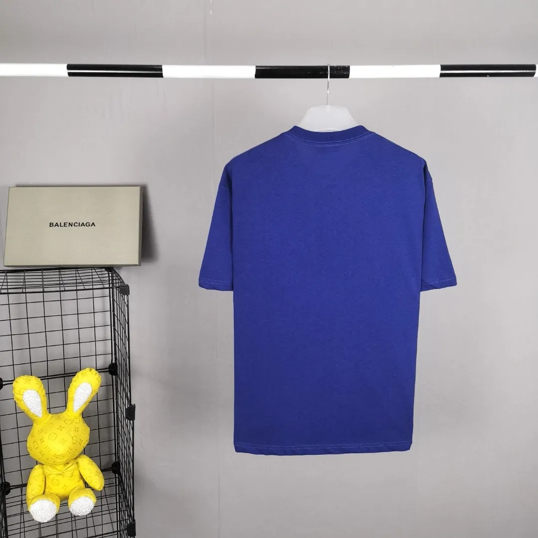 The top tested version of Balenciaga mailbox letter logo pure cotton loose-fitting trendy brand short sleeves for men and women. A simple basic T. A simple short sleeve that you can fall in love with at first glance. The Blcg mailbox logo on the chest is simple and beautiful. It is operated by an imported elliptical machine, without burrs and neatly aligned! The fabric is made of 260g double-ply double-yarn plain cotton fabric, which is different from the low-end version. The color is also super beautiful. It’s the best price! ! ! ! !  Color: black, white, fog blue, khaki, lake green Size: XS-L P:240