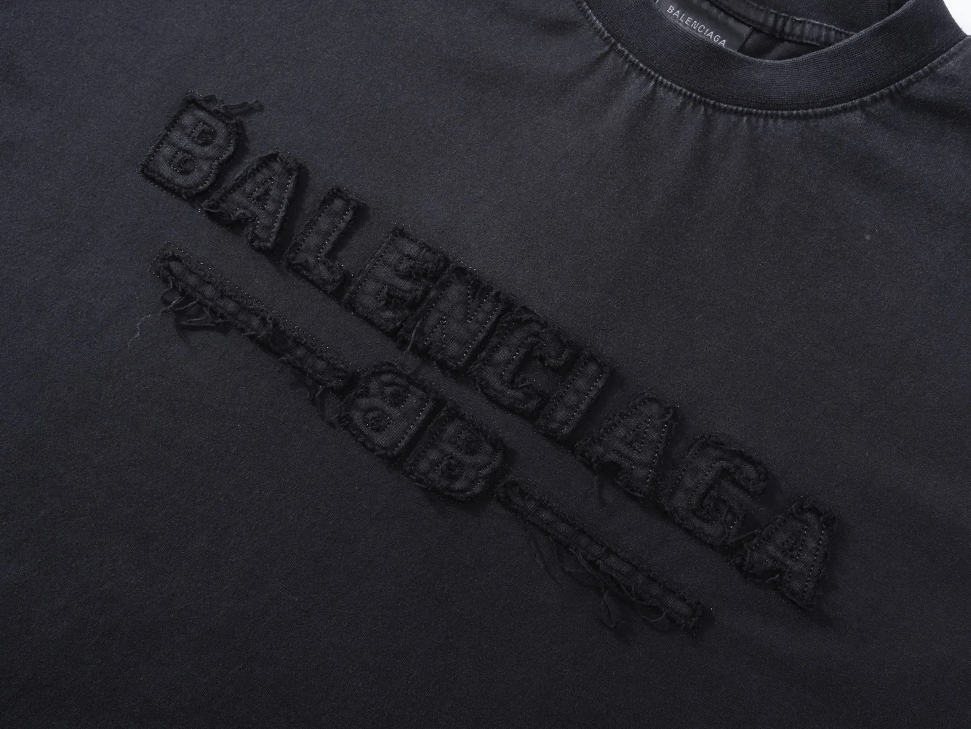 🅿️230 real photos [Top version. Official website quality] BALENCI*GA/Paris #2025 new letter LOGO chest patch embroidered washed long-sleeved long-sleeved T-shirt, ready-made garments are stitched on the reverse side, ready-made garments are washed, full of design sense. Welcome to compare. The fabric is made of Paris ZP custom-woven and dyed cotton double yarn, weighing 260 grams, the cloth surface is clean. The cloth pattern is clear, soft and comfortable. The threads are dyed with no color difference. The classic letter LOGO is embroidered with imported Tajima embroidery machine. The effect is three-dimensional. Restore the brick cabinet, adopt OS loose shoulder style. Same style for men and women. Code: BL255081 Color: washed black Size: XS S M L