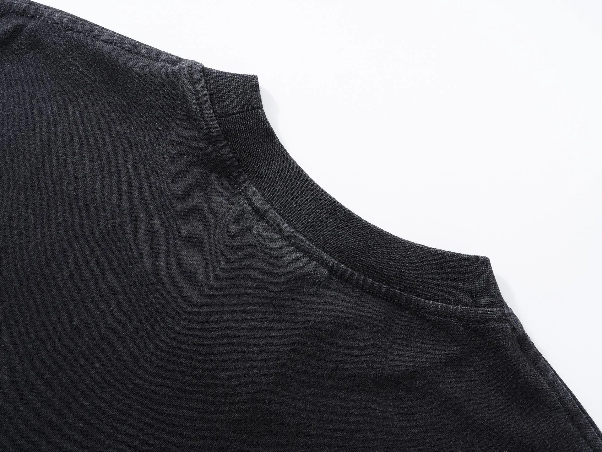 🅿️230 real photos [Top version. Official website quality] BALENCI*GA/Paris #2025 new letter LOGO chest patch embroidered washed long-sleeved long-sleeved T-shirt, ready-made garments are stitched on the reverse side, ready-made garments are washed, full of design sense. Welcome to compare. The fabric is made of Paris ZP custom-woven and dyed cotton double yarn, weighing 260 grams, the cloth surface is clean. The cloth pattern is clear, soft and comfortable. The threads are dyed with no color difference. The classic letter LOGO is embroidered with imported Tajima embroidery machine. The effect is three-dimensional. Restore the brick cabinet, adopt OS loose shoulder style. Same style for men and women. Code: BL255081 Color: washed black Size: XS S M L