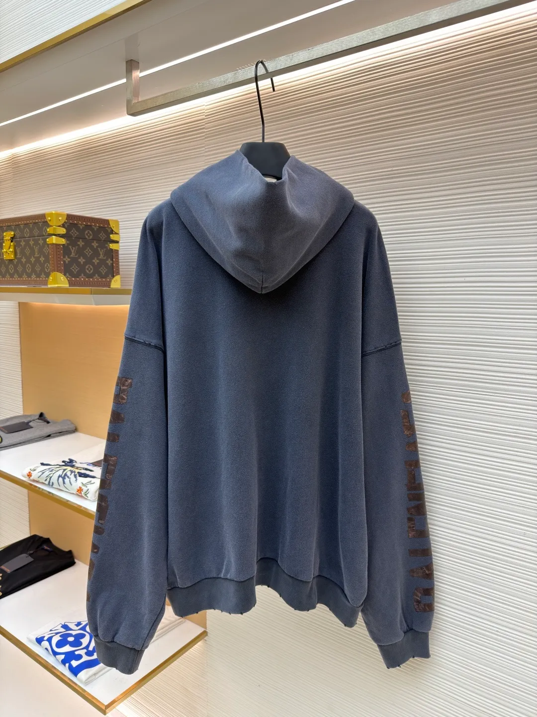 Balenciaga ripped pocket hooded sweatshirt ●Original version: Purchased and developed for 11200 ●Item number: 1682399-A85 ●Fabric: Ink-dyed Yunrou sweatshirt fabric ●Technology: Glue printing ●Color: Gray ●Version: Fitted version ●Weight: about 900 grams ●Size: S-M-L-XL ●Description: Customized ink-dyed Yunrou sweatshirt fabric with excellent texture and comfortable fit With a rich and pure washed black as the main tone, it exudes an irresistible charm. The front and sleeves are decorated with transparent tape artworks. It uses transparent sharpness to cut the conventional dressing logic. The front hole pockets are irregularly cut to tear open the conventional disguise. The traces of wear are looming. The coldness of the washed black collides with the casualness of the wear. An artist walking at the forefront of fashion. The suit is worn to attend the event without worries. Adopt imported machine embroidery technology, use advanced computer control system and precision mechanical components to realize the Balenciaga logo embroidery operation with high precision, smooth and delicate lines, and light-sensitive glue printing. Use special light-sensitive glue materials. Mix the glue with an appropriate amount of water or other diluents evenly. The prepared light-sensitive glue will be manually worn by positioning through scraping and printing. Local friction and wear will be performed on the fabric by manual operation. Natural damage will be formed on the surface of the fabric. Time-consuming and labor-intensive, low daily output. The overall wiring is straight and delicate, the fabric is comfortable and soft, and the color is consistent without color difference. It can be matched with the same style to create a fashionable look and control various occasions. Customized accessories, complete with three standards, same style for men and women!