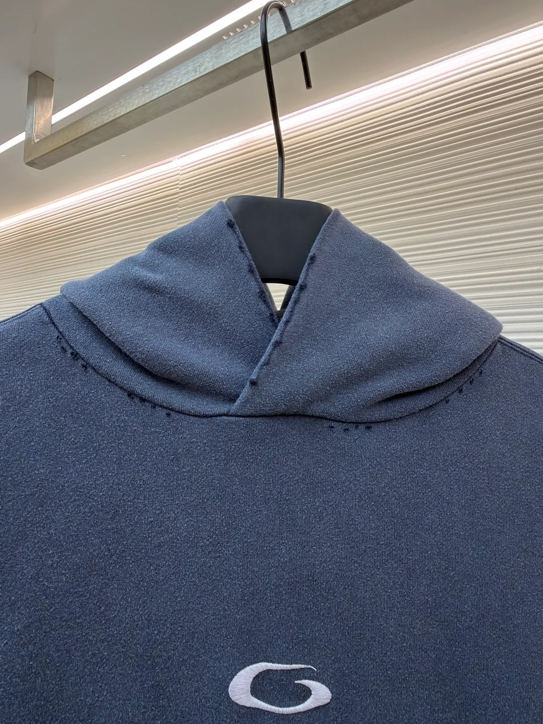 Balenciaga ripped pocket hooded sweatshirt ●Original version: Purchased and developed for 11200 ●Item number: 1682399-A85 ●Fabric: Ink-dyed Yunrou sweatshirt fabric ●Technology: Glue printing ●Color: Gray ●Version: Fitted version ●Weight: about 900 grams ●Size: S-M-L-XL ●Description: Customized ink-dyed Yunrou sweatshirt fabric with excellent texture and comfortable fit With a rich and pure washed black as the main tone, it exudes an irresistible charm. The front and sleeves are decorated with transparent tape artworks. It uses transparent sharpness to cut the conventional dressing logic. The front hole pockets are irregularly cut to tear open the conventional disguise. The traces of wear are looming. The coldness of the washed black collides with the casualness of the wear. An artist walking at the forefront of fashion. The suit is worn to attend the event without worries. Adopt imported machine embroidery technology, use advanced computer control system and precision mechanical components to realize the Balenciaga logo embroidery operation with high precision, smooth and delicate lines, and light-sensitive glue printing. Use special light-sensitive glue materials. Mix the glue with an appropriate amount of water or other diluents evenly. The prepared light-sensitive glue will be manually worn by positioning through scraping and printing. Local friction and wear will be performed on the fabric by manual operation. Natural damage will be formed on the surface of the fabric. Time-consuming and labor-intensive, low daily output. The overall wiring is straight and delicate, the fabric is comfortable and soft, and the color is consistent without color difference. It can be matched with the same style to create a fashionable look and control various occasions. Customized accessories, complete with three standards, same style for men and women!