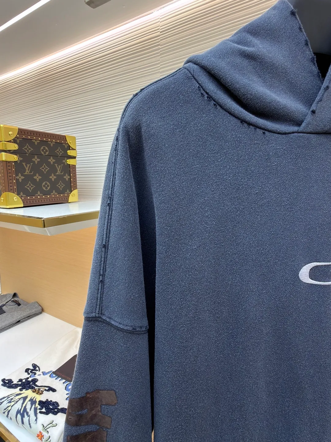 Balenciaga ripped pocket hooded sweatshirt ●Original version: Purchased and developed for 11200 ●Item number: 1682399-A85 ●Fabric: Ink-dyed Yunrou sweatshirt fabric ●Technology: Glue printing ●Color: Gray ●Version: Fitted version ●Weight: about 900 grams ●Size: S-M-L-XL ●Description: Customized ink-dyed Yunrou sweatshirt fabric with excellent texture and comfortable fit With a rich and pure washed black as the main tone, it exudes an irresistible charm. The front and sleeves are decorated with transparent tape artworks. It uses transparent sharpness to cut the conventional dressing logic. The front hole pockets are irregularly cut to tear open the conventional disguise. The traces of wear are looming. The coldness of the washed black collides with the casualness of the wear. An artist walking at the forefront of fashion. The suit is worn to attend the event without worries. Adopt imported machine embroidery technology, use advanced computer control system and precision mechanical components to realize the Balenciaga logo embroidery operation with high precision, smooth and delicate lines, and light-sensitive glue printing. Use special light-sensitive glue materials. Mix the glue with an appropriate amount of water or other diluents evenly. The prepared light-sensitive glue will be manually worn by positioning through scraping and printing. Local friction and wear will be performed on the fabric by manual operation. Natural damage will be formed on the surface of the fabric. Time-consuming and labor-intensive, low daily output. The overall wiring is straight and delicate, the fabric is comfortable and soft, and the color is consistent without color difference. It can be matched with the same style to create a fashionable look and control various occasions. Customized accessories, complete with three standards, same style for men and women!