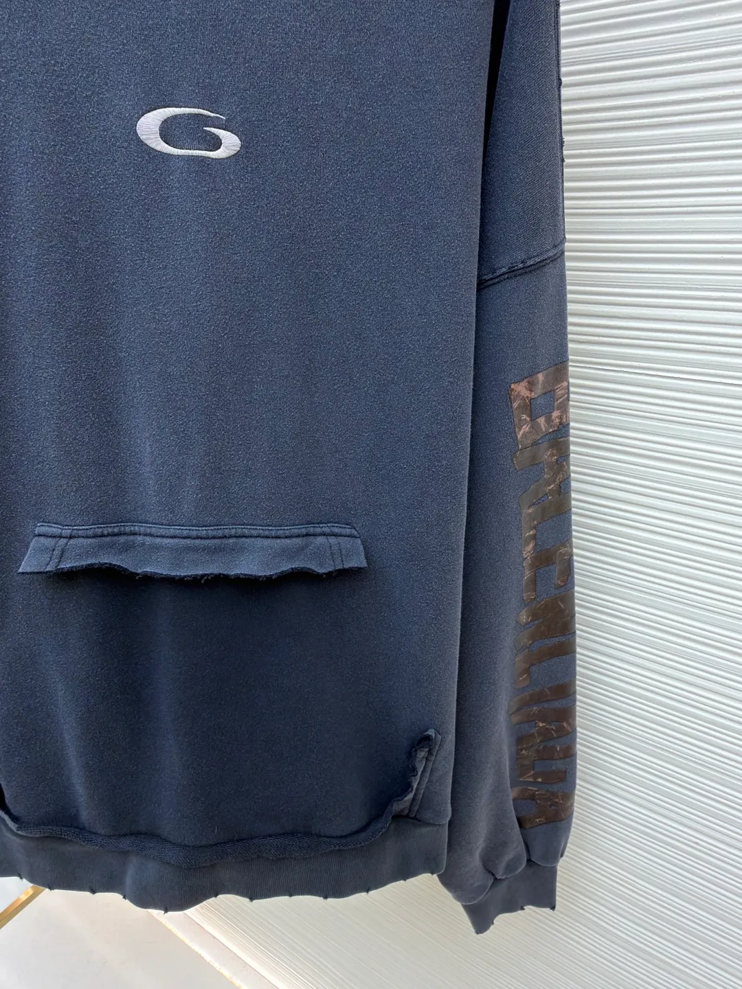 Balenciaga ripped pocket hooded sweatshirt ●Original version: Purchased and developed for 11200 ●Item number: 1682399-A85 ●Fabric: Ink-dyed Yunrou sweatshirt fabric ●Technology: Glue printing ●Color: Gray ●Version: Fitted version ●Weight: about 900 grams ●Size: S-M-L-XL ●Description: Customized ink-dyed Yunrou sweatshirt fabric with excellent texture and comfortable fit With a rich and pure washed black as the main tone, it exudes an irresistible charm. The front and sleeves are decorated with transparent tape artworks. It uses transparent sharpness to cut the conventional dressing logic. The front hole pockets are irregularly cut to tear open the conventional disguise. The traces of wear are looming. The coldness of the washed black collides with the casualness of the wear. An artist walking at the forefront of fashion. The suit is worn to attend the event without worries. Adopt imported machine embroidery technology, use advanced computer control system and precision mechanical components to realize the Balenciaga logo embroidery operation with high precision, smooth and delicate lines, and light-sensitive glue printing. Use special light-sensitive glue materials. Mix the glue with an appropriate amount of water or other diluents evenly. The prepared light-sensitive glue will be manually worn by positioning through scraping and printing. Local friction and wear will be performed on the fabric by manual operation. Natural damage will be formed on the surface of the fabric. Time-consuming and labor-intensive, low daily output. The overall wiring is straight and delicate, the fabric is comfortable and soft, and the color is consistent without color difference. It can be matched with the same style to create a fashionable look and control various occasions. Customized accessories, complete with three standards, same style for men and women!