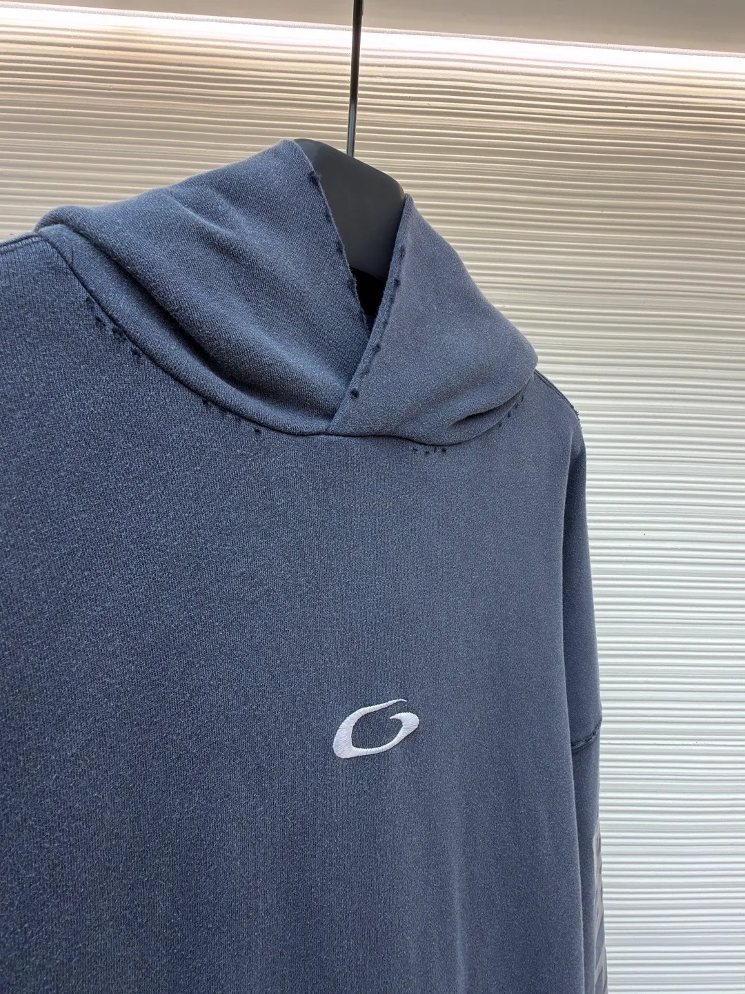 Balenciaga ripped pocket hooded sweatshirt ●Original version: Purchased and developed for 11200 ●Item number: 1682399-A85 ●Fabric: Ink-dyed Yunrou sweatshirt fabric ●Technology: Glue printing ●Color: Gray ●Version: Fitted version ●Weight: about 900 grams ●Size: S-M-L-XL ●Description: Customized ink-dyed Yunrou sweatshirt fabric with excellent texture and comfortable fit With a rich and pure washed black as the main tone, it exudes an irresistible charm. The front and sleeves are decorated with transparent tape artworks. It uses transparent sharpness to cut the conventional dressing logic. The front hole pockets are irregularly cut to tear open the conventional disguise. The traces of wear are looming. The coldness of the washed black collides with the casualness of the wear. An artist walking at the forefront of fashion. The suit is worn to attend the event without worries. Adopt imported machine embroidery technology, use advanced computer control system and precision mechanical components to realize the Balenciaga logo embroidery operation with high precision, smooth and delicate lines, and light-sensitive glue printing. Use special light-sensitive glue materials. Mix the glue with an appropriate amount of water or other diluents evenly. The prepared light-sensitive glue will be manually worn by positioning through scraping and printing. Local friction and wear will be performed on the fabric by manual operation. Natural damage will be formed on the surface of the fabric. Time-consuming and labor-intensive, low daily output. The overall wiring is straight and delicate, the fabric is comfortable and soft, and the color is consistent without color difference. It can be matched with the same style to create a fashionable look and control various occasions. Customized accessories, complete with three standards, same style for men and women!