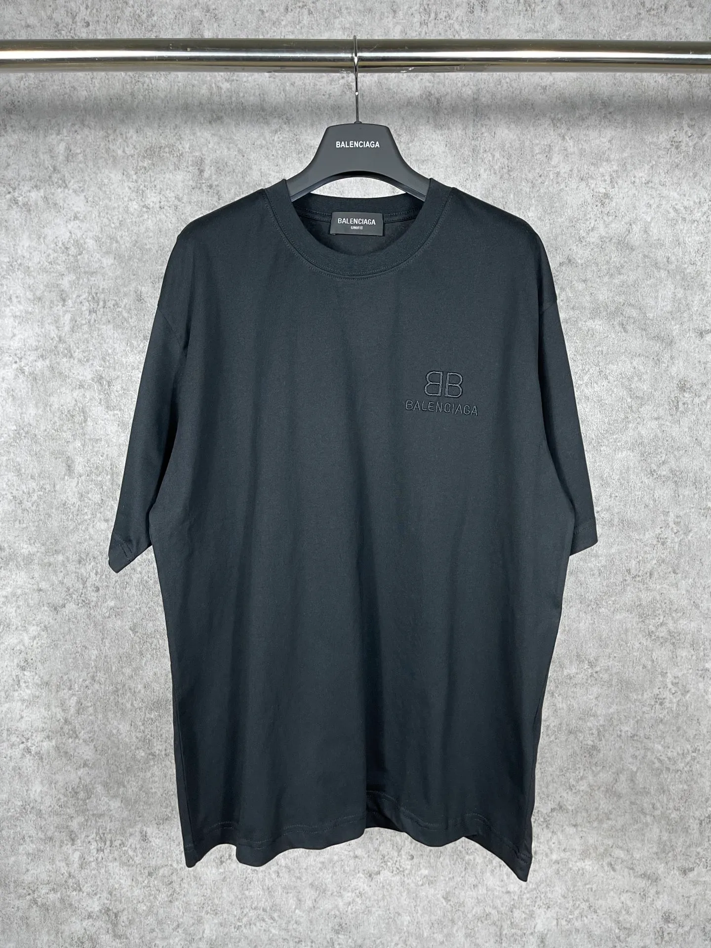 🅿️166 Actual pictures [Top version. Official website quality] BALENCIAGA/Balenciaga BB luminous graffiti short-sleeved T-shirt on the back. The fabric is made of Paris ZP custom-woven and dyed pure cotton with double yarn. The weight is 260 grams. The cloth surface is clean. The cloth pattern is clear, soft and comfortable. The ribbing is dyed with no color difference. The classic pattern printing uses environmentally friendly imported glue, and the precise dot screen has a luminous effect. The process is complex. The classic LOGO on the front is embroidered with an imported Tajima embroidery machine. It is three-dimensional and neat, with clear letters. No burrs. Strong three-dimensional effect. It is the currency of different markets, welcome to compare. The version adopts OS loose shoulder design. Same style for men and women. Code: BL223020 Color: White. Black Size: XS-L