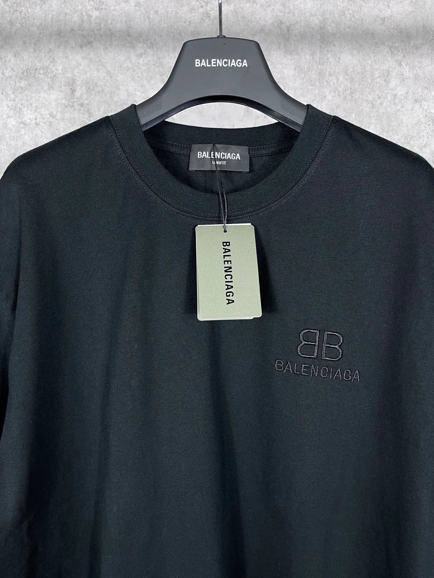 🅿️166 Actual pictures [Top version. Official website quality] BALENCIAGA/Balenciaga BB luminous graffiti short-sleeved T-shirt on the back. The fabric is made of Paris ZP custom-woven and dyed pure cotton with double yarn. The weight is 260 grams. The cloth surface is clean. The cloth pattern is clear, soft and comfortable. The ribbing is dyed with no color difference. The classic pattern printing uses environmentally friendly imported glue, and the precise dot screen has a luminous effect. The process is complex. The classic LOGO on the front is embroidered with an imported Tajima embroidery machine. It is three-dimensional and neat, with clear letters. No burrs. Strong three-dimensional effect. It is the currency of different markets, welcome to compare. The version adopts OS loose shoulder design. Same style for men and women. Code: BL223020 Color: White. Black Size: XS-L