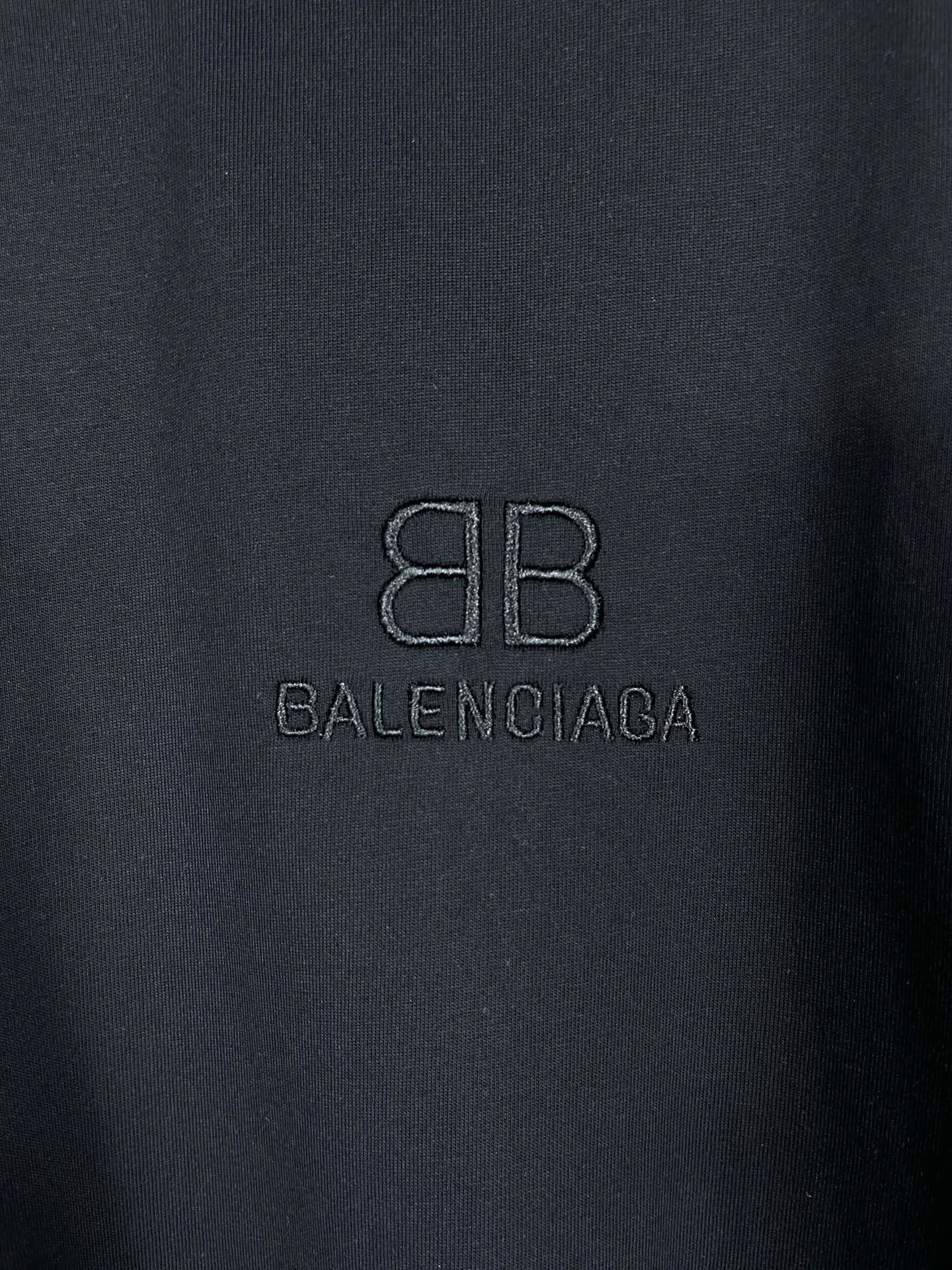 🅿️166 Actual pictures [Top version. Official website quality] BALENCIAGA/Balenciaga BB luminous graffiti short-sleeved T-shirt on the back. The fabric is made of Paris ZP custom-woven and dyed pure cotton with double yarn. The weight is 260 grams. The cloth surface is clean. The cloth pattern is clear, soft and comfortable. The ribbing is dyed with no color difference. The classic pattern printing uses environmentally friendly imported glue, and the precise dot screen has a luminous effect. The process is complex. The classic LOGO on the front is embroidered with an imported Tajima embroidery machine. It is three-dimensional and neat, with clear letters. No burrs. Strong three-dimensional effect. It is the currency of different markets, welcome to compare. The version adopts OS loose shoulder design. Same style for men and women. Code: BL223020 Color: White. Black Size: XS-L