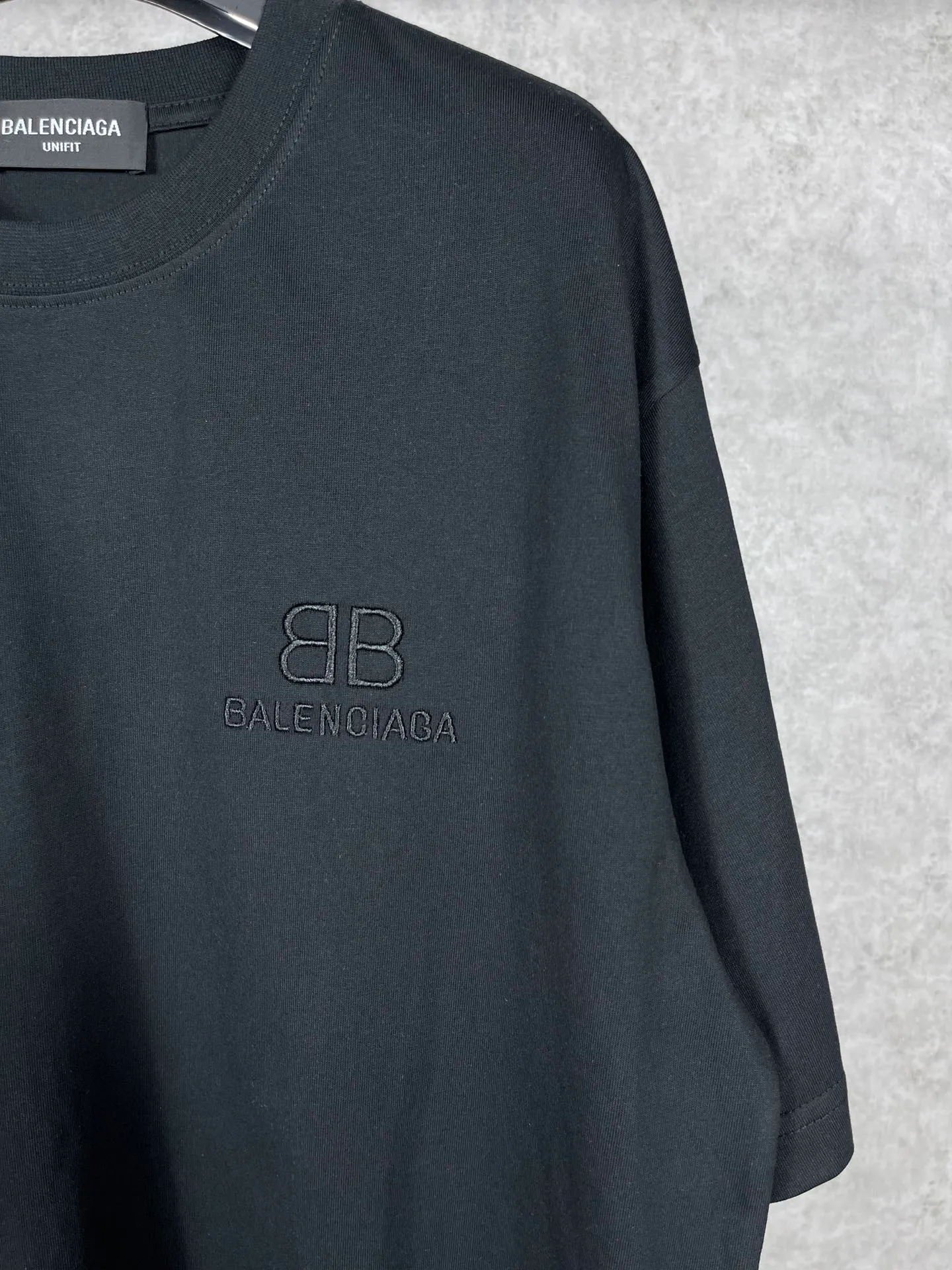 🅿️166 Actual pictures [Top version. Official website quality] BALENCIAGA/Balenciaga BB luminous graffiti short-sleeved T-shirt on the back. The fabric is made of Paris ZP custom-woven and dyed pure cotton with double yarn. The weight is 260 grams. The cloth surface is clean. The cloth pattern is clear, soft and comfortable. The ribbing is dyed with no color difference. The classic pattern printing uses environmentally friendly imported glue, and the precise dot screen has a luminous effect. The process is complex. The classic LOGO on the front is embroidered with an imported Tajima embroidery machine. It is three-dimensional and neat, with clear letters. No burrs. Strong three-dimensional effect. It is the currency of different markets, welcome to compare. The version adopts OS loose shoulder design. Same style for men and women. Code: BL223020 Color: White. Black Size: XS-L
