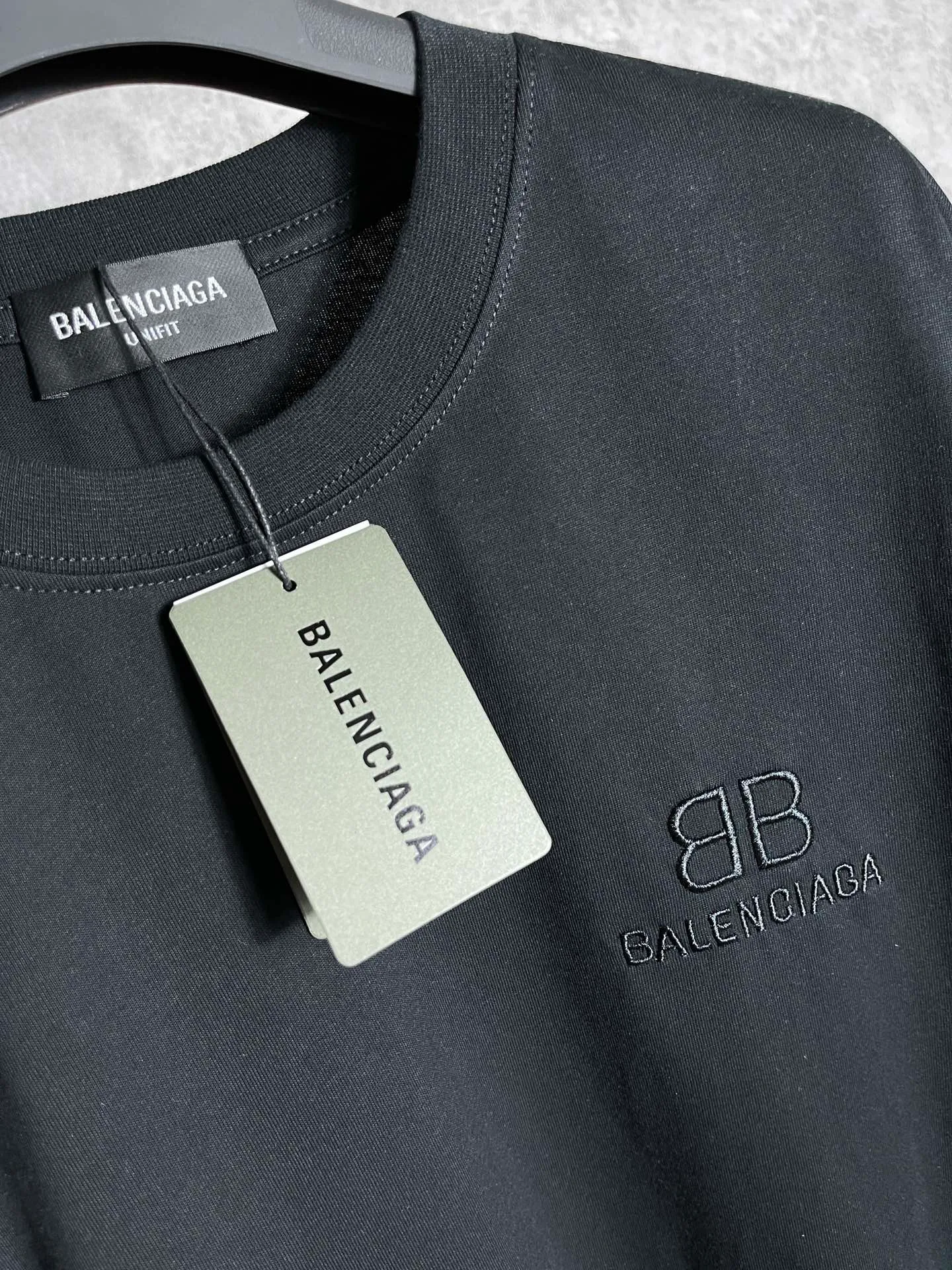 🅿️166 Actual pictures [Top version. Official website quality] BALENCIAGA/Balenciaga BB luminous graffiti short-sleeved T-shirt on the back. The fabric is made of Paris ZP custom-woven and dyed pure cotton with double yarn. The weight is 260 grams. The cloth surface is clean. The cloth pattern is clear, soft and comfortable. The ribbing is dyed with no color difference. The classic pattern printing uses environmentally friendly imported glue, and the precise dot screen has a luminous effect. The process is complex. The classic LOGO on the front is embroidered with an imported Tajima embroidery machine. It is three-dimensional and neat, with clear letters. No burrs. Strong three-dimensional effect. It is the currency of different markets, welcome to compare. The version adopts OS loose shoulder design. Same style for men and women. Code: BL223020 Color: White. Black Size: XS-L