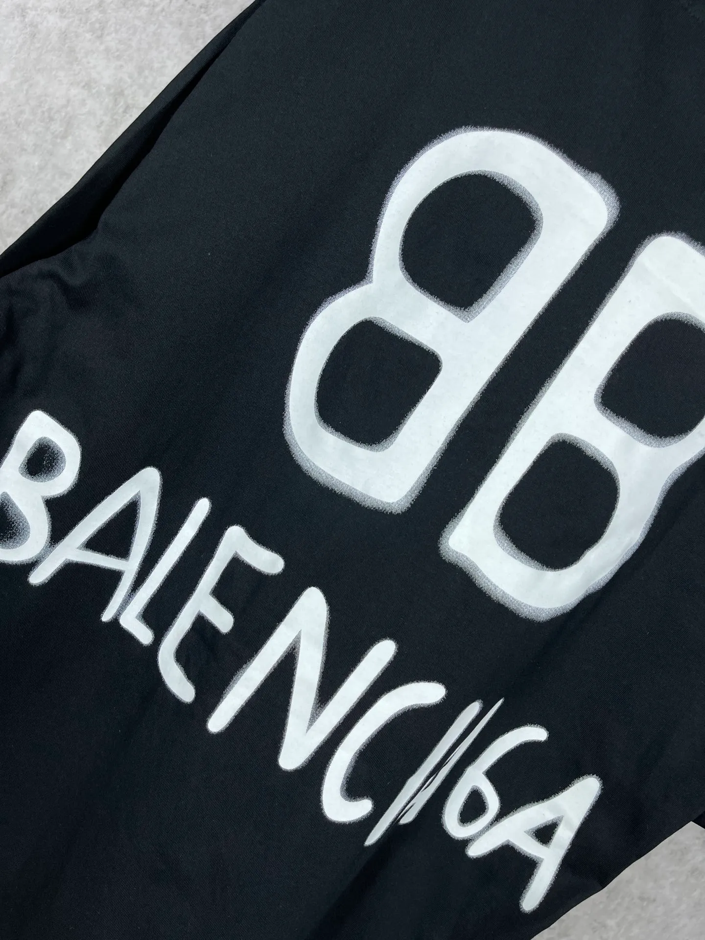 🅿️166 Actual pictures [Top version. Official website quality] BALENCIAGA/Balenciaga BB luminous graffiti short-sleeved T-shirt on the back. The fabric is made of Paris ZP custom-woven and dyed pure cotton with double yarn. The weight is 260 grams. The cloth surface is clean. The cloth pattern is clear, soft and comfortable. The ribbing is dyed with no color difference. The classic pattern printing uses environmentally friendly imported glue, and the precise dot screen has a luminous effect. The process is complex. The classic LOGO on the front is embroidered with an imported Tajima embroidery machine. It is three-dimensional and neat, with clear letters. No burrs. Strong three-dimensional effect. It is the currency of different markets, welcome to compare. The version adopts OS loose shoulder design. Same style for men and women. Code: BL223020 Color: White. Black Size: XS-L