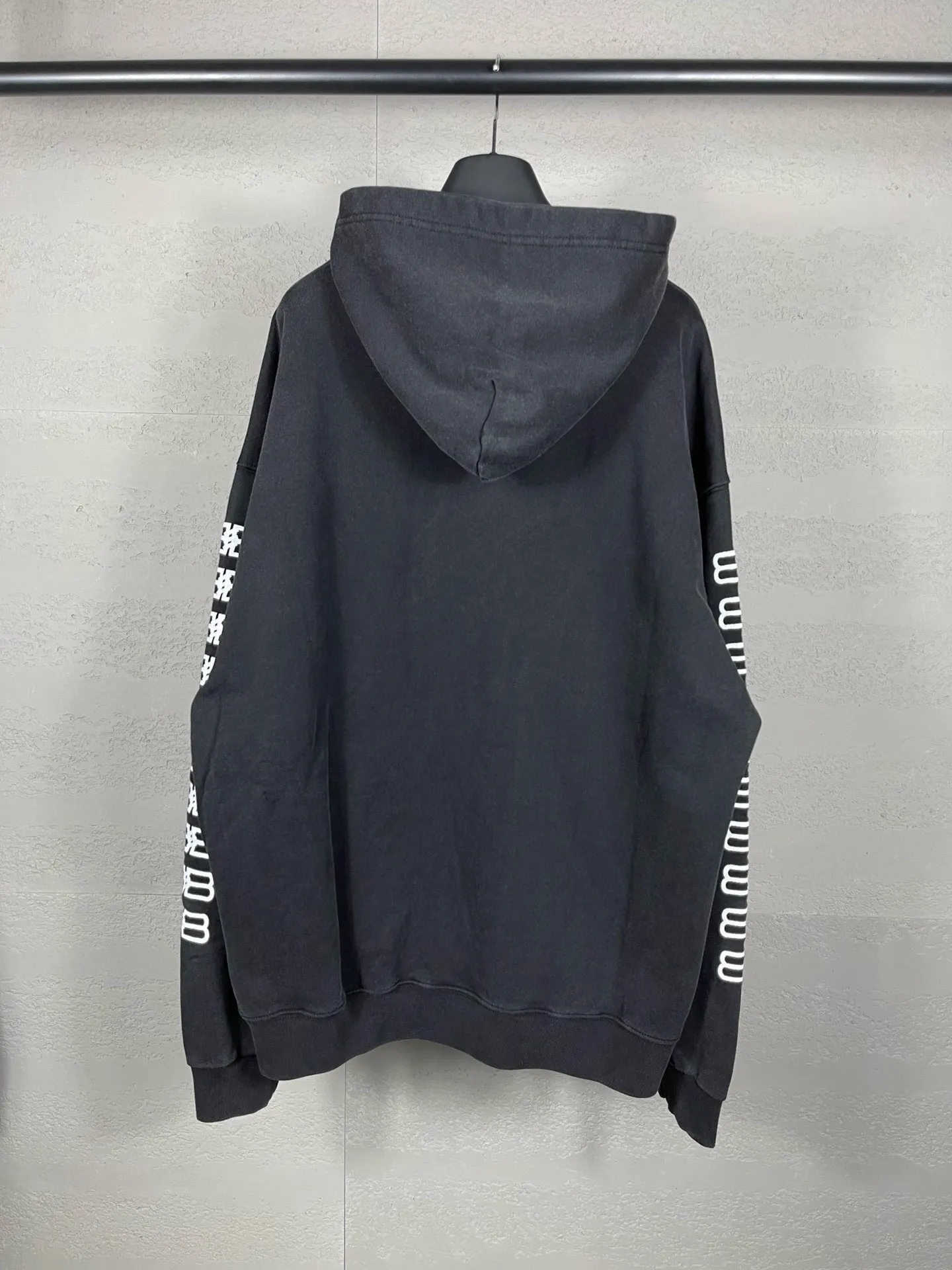 🅿️320 real photos [Top version. Official website quality] BALENCI*GA/Paris.BB embroidered hooded sweatshirt. Brick cabinet synchronization. The fabric is made of Paris ZP custom-woven and dyed 100% cotton double yarn compact cotton. The weight is 450 grams, the cloth surface is clean. The cloth pattern is clear, soft and comfortable, and the threads are dyed with no color difference. The classic patterns are embroidered using imported embroidery machines. The effect is three-dimensional. Restore the brick cabinet. Different market currencies. Welcome to compare. The version adopts the OS loose shoulder version. The same style for men and women. Code: BL238019 Color: washed black, beige size: XS S M L