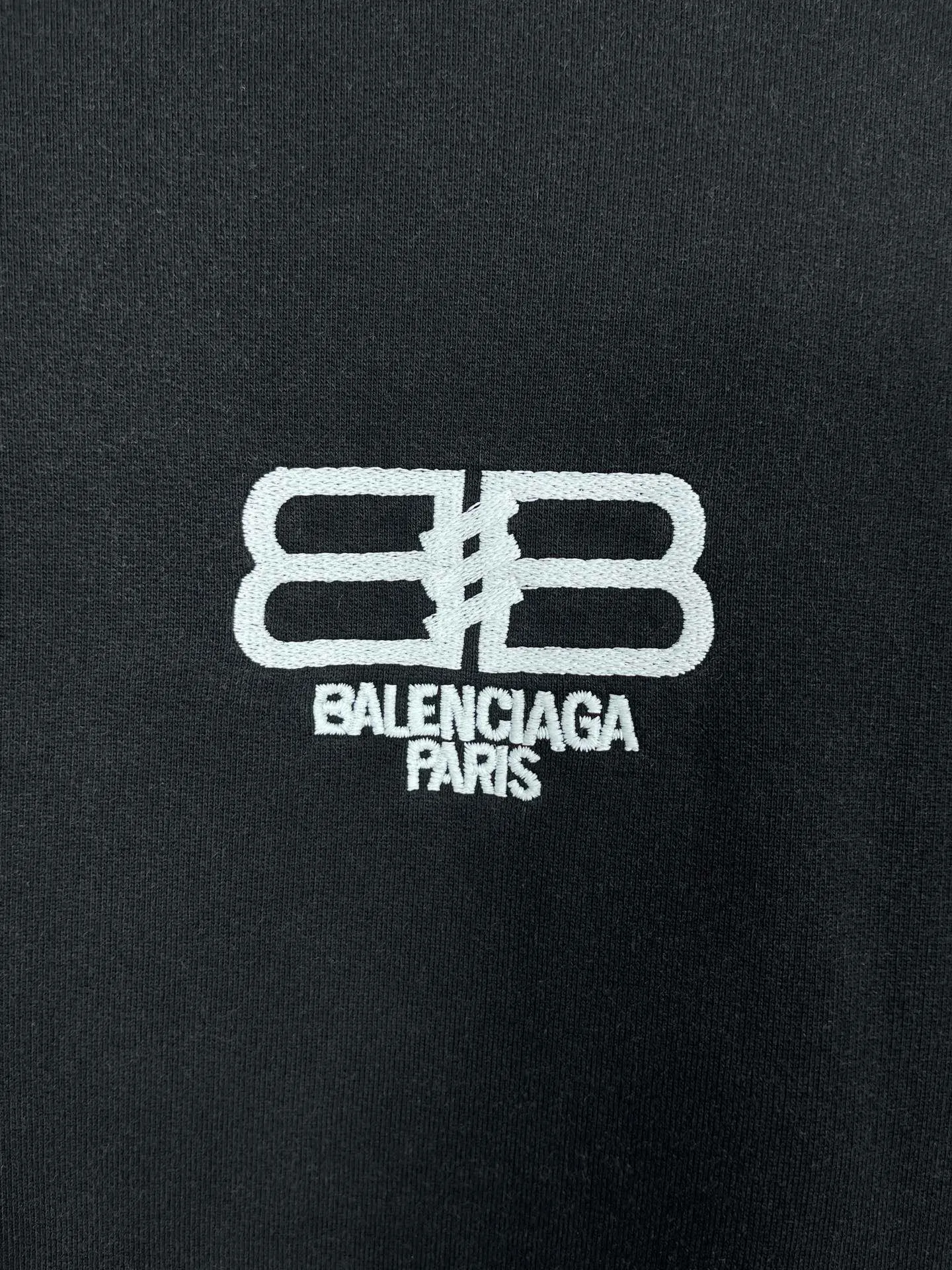 🅿️320 real photos [Top version. Official website quality] BALENCI*GA/Paris.BB embroidered hooded sweatshirt. Brick cabinet synchronization. The fabric is made of Paris ZP custom-woven and dyed 100% cotton double yarn compact cotton. The weight is 450 grams, the cloth surface is clean. The cloth pattern is clear, soft and comfortable, and the threads are dyed with no color difference. The classic patterns are embroidered using imported embroidery machines. The effect is three-dimensional. Restore the brick cabinet. Different market currencies. Welcome to compare. The version adopts the OS loose shoulder version. The same style for men and women. Code: BL238019 Color: washed black, beige size: XS S M L