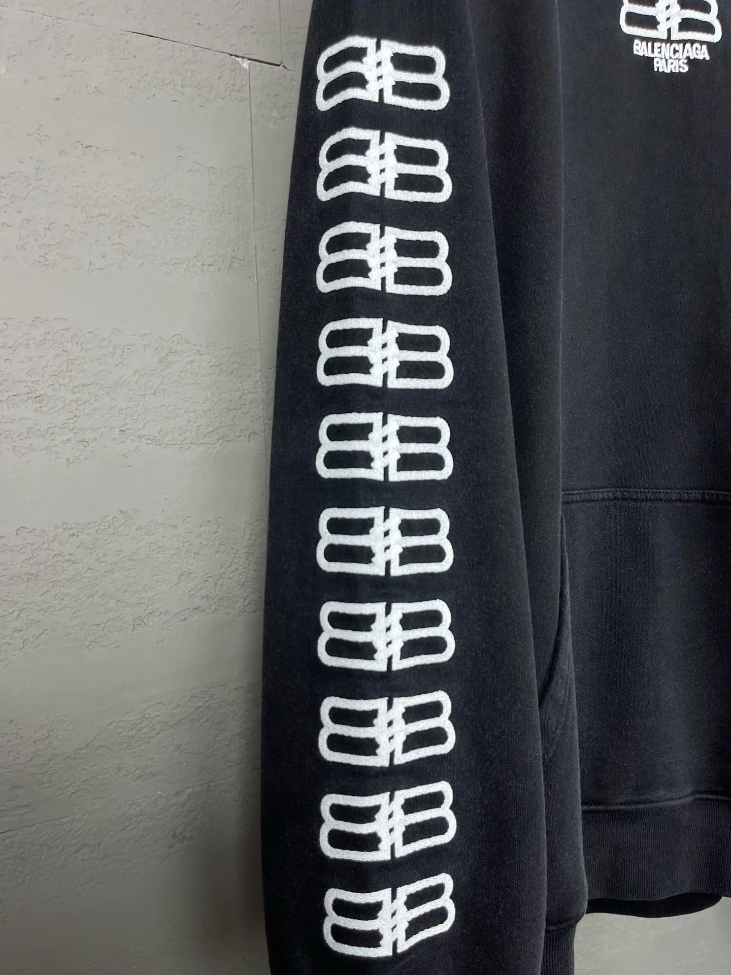 🅿️320 real photos [Top version. Official website quality] BALENCI*GA/Paris.BB embroidered hooded sweatshirt. Brick cabinet synchronization. The fabric is made of Paris ZP custom-woven and dyed 100% cotton double yarn compact cotton. The weight is 450 grams, the cloth surface is clean. The cloth pattern is clear, soft and comfortable, and the threads are dyed with no color difference. The classic patterns are embroidered using imported embroidery machines. The effect is three-dimensional. Restore the brick cabinet. Different market currencies. Welcome to compare. The version adopts the OS loose shoulder version. The same style for men and women. Code: BL238019 Color: washed black, beige size: XS S M L
