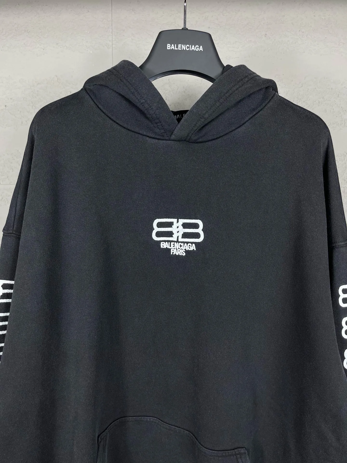 🅿️320 real photos [Top version. Official website quality] BALENCI*GA/Paris.BB embroidered hooded sweatshirt. Brick cabinet synchronization. The fabric is made of Paris ZP custom-woven and dyed 100% cotton double yarn compact cotton. The weight is 450 grams, the cloth surface is clean. The cloth pattern is clear, soft and comfortable, and the threads are dyed with no color difference. The classic patterns are embroidered using imported embroidery machines. The effect is three-dimensional. Restore the brick cabinet. Different market currencies. Welcome to compare. The version adopts the OS loose shoulder version. The same style for men and women. Code: BL238019 Color: washed black, beige size: XS S M L