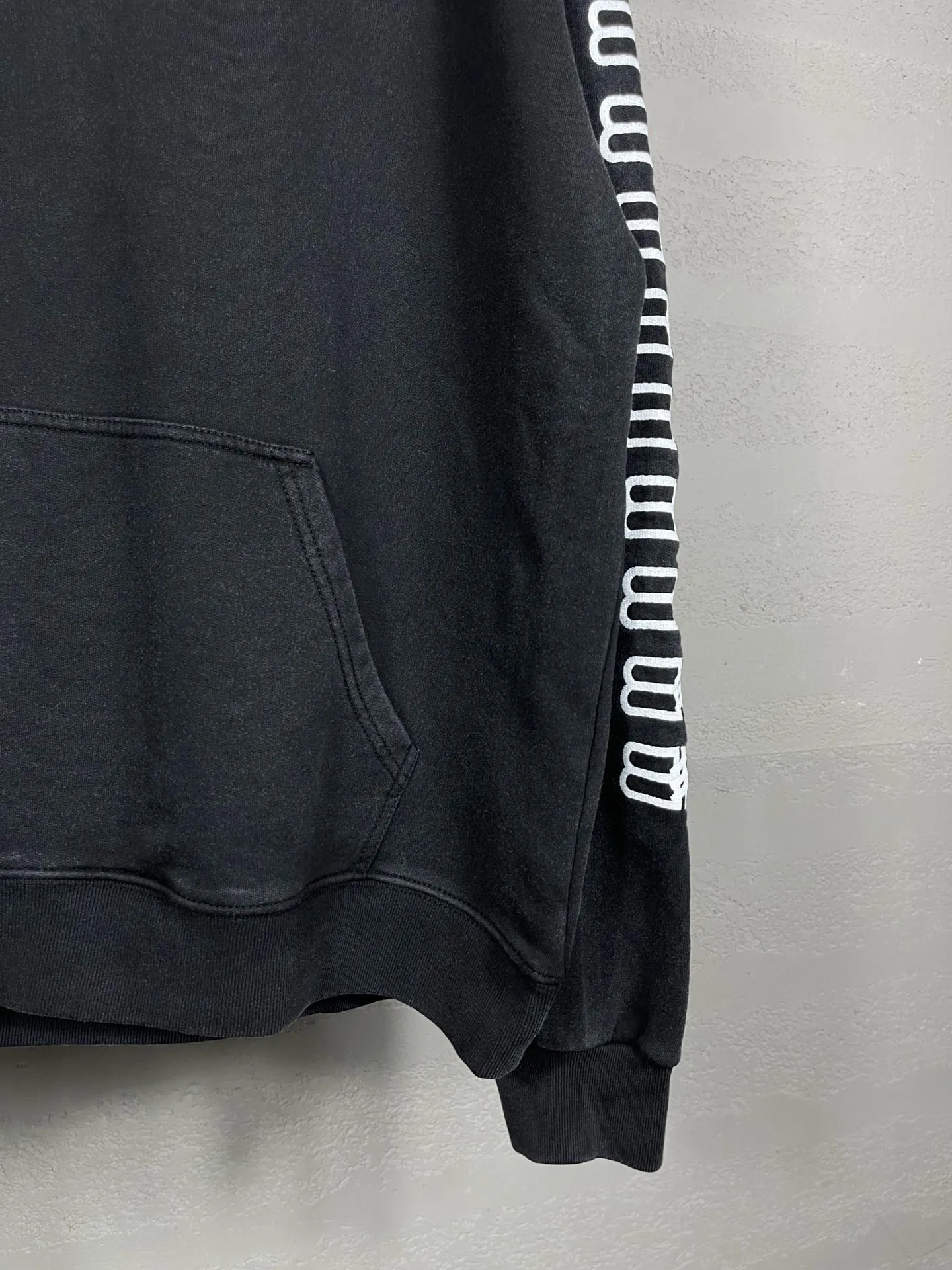 🅿️320 real photos [Top version. Official website quality] BALENCI*GA/Paris.BB embroidered hooded sweatshirt. Brick cabinet synchronization. The fabric is made of Paris ZP custom-woven and dyed 100% cotton double yarn compact cotton. The weight is 450 grams, the cloth surface is clean. The cloth pattern is clear, soft and comfortable, and the threads are dyed with no color difference. The classic patterns are embroidered using imported embroidery machines. The effect is three-dimensional. Restore the brick cabinet. Different market currencies. Welcome to compare. The version adopts the OS loose shoulder version. The same style for men and women. Code: BL238019 Color: washed black, beige size: XS S M L