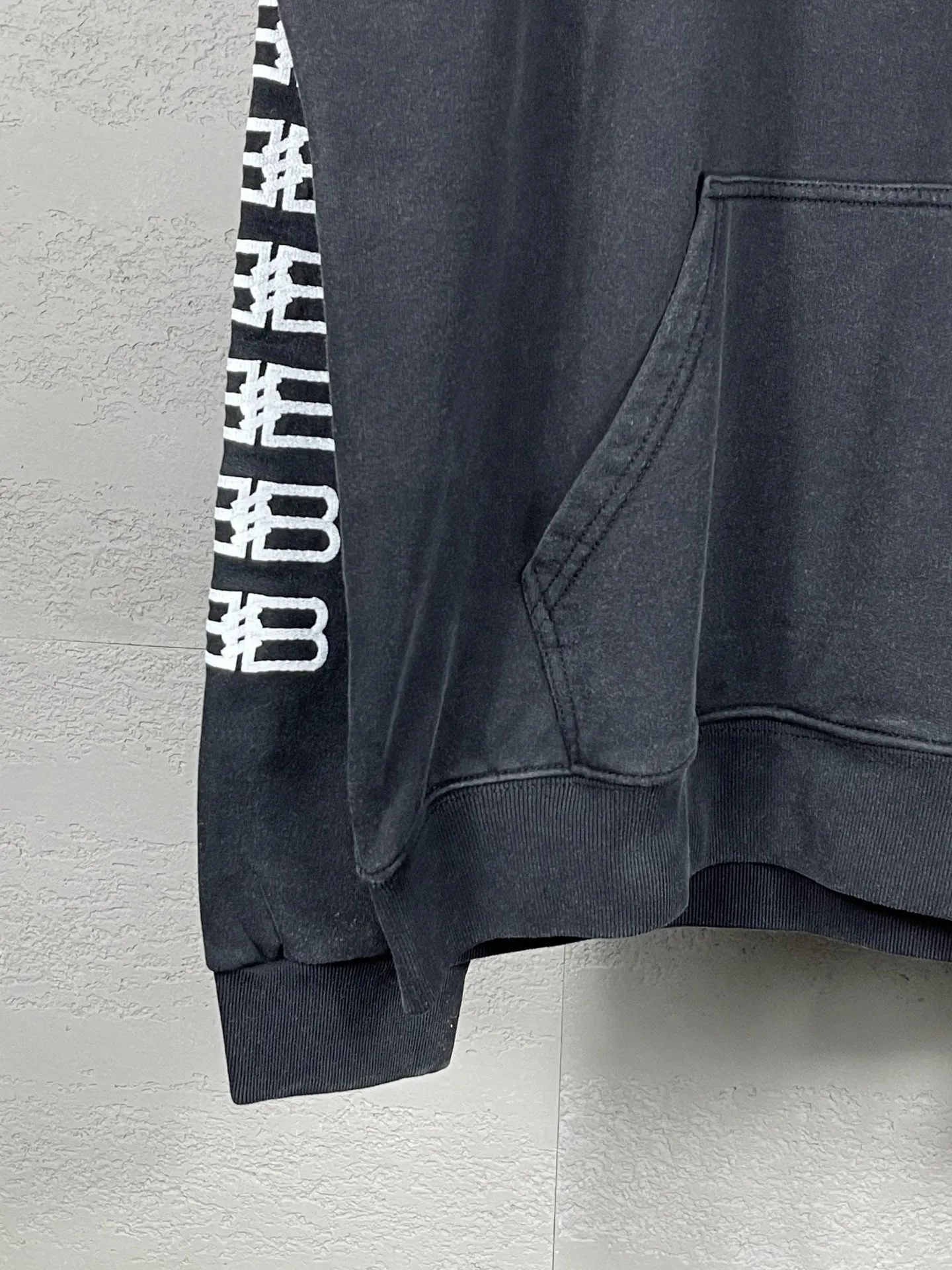 🅿️320 real photos [Top version. Official website quality] BALENCI*GA/Paris.BB embroidered hooded sweatshirt. Brick cabinet synchronization. The fabric is made of Paris ZP custom-woven and dyed 100% cotton double yarn compact cotton. The weight is 450 grams, the cloth surface is clean. The cloth pattern is clear, soft and comfortable, and the threads are dyed with no color difference. The classic patterns are embroidered using imported embroidery machines. The effect is three-dimensional. Restore the brick cabinet. Different market currencies. Welcome to compare. The version adopts the OS loose shoulder version. The same style for men and women. Code: BL238019 Color: washed black, beige size: XS S M L
