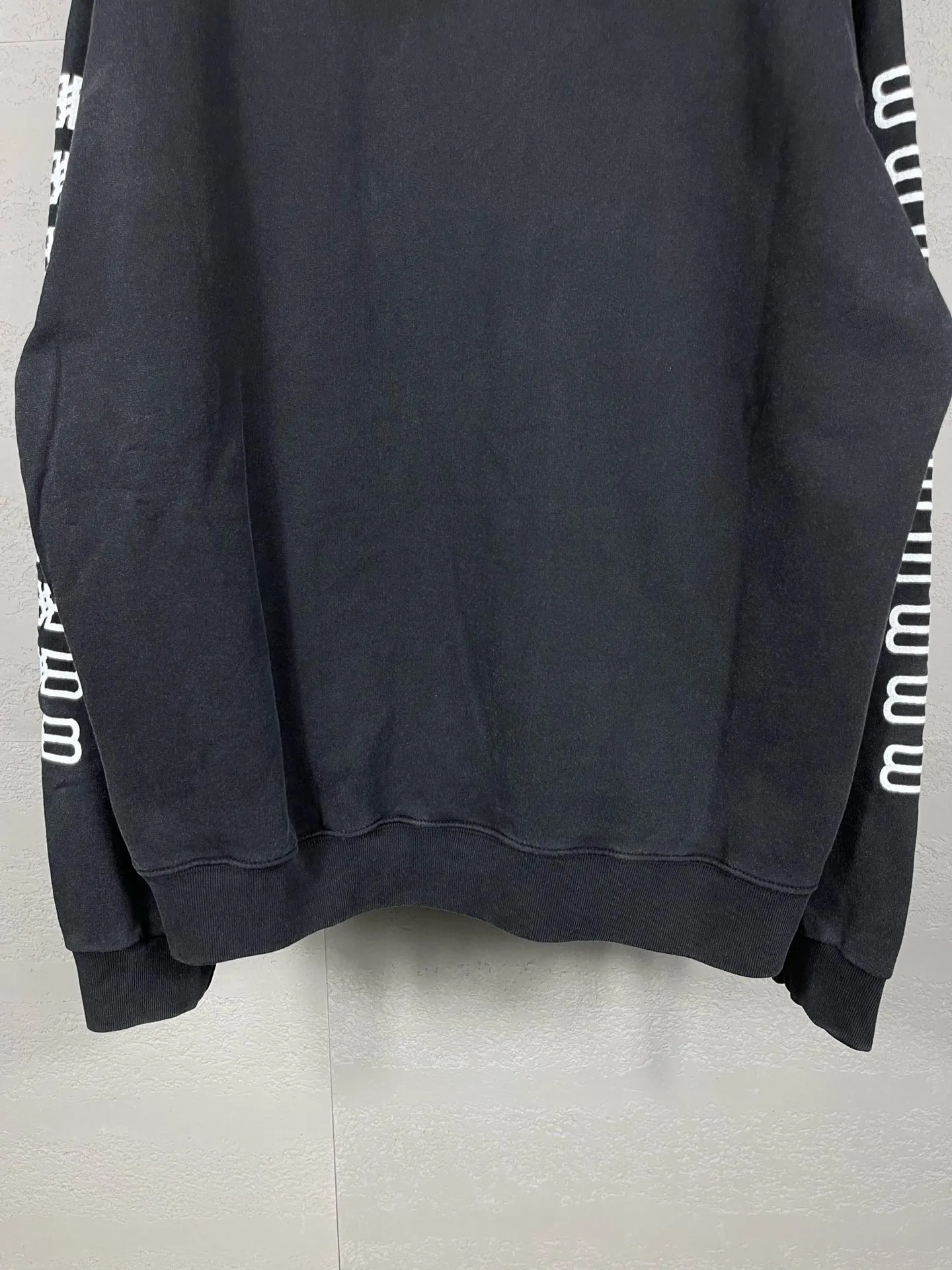 🅿️320 real photos [Top version. Official website quality] BALENCI*GA/Paris.BB embroidered hooded sweatshirt. Brick cabinet synchronization. The fabric is made of Paris ZP custom-woven and dyed 100% cotton double yarn compact cotton. The weight is 450 grams, the cloth surface is clean. The cloth pattern is clear, soft and comfortable, and the threads are dyed with no color difference. The classic patterns are embroidered using imported embroidery machines. The effect is three-dimensional. Restore the brick cabinet. Different market currencies. Welcome to compare. The version adopts the OS loose shoulder version. The same style for men and women. Code: BL238019 Color: washed black, beige size: XS S M L