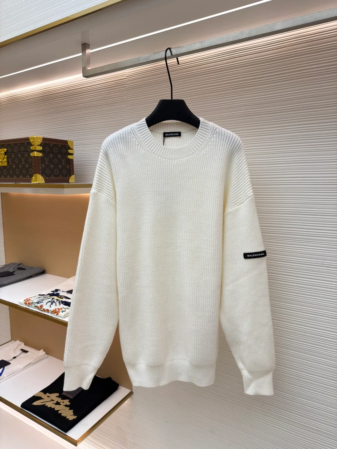 Balenciaga sleeve arm logo crew neck sweater ●Original version: Purchased and developed by 13833 ●Item number: 1681375-B00 ●Fabric: cotton fabric ●Technology: knitted production ●Color: white ●Version: fitted version ●Weight: about 890 grams ●Size: S-M-L-XL ●Description: Using big brand yarn, the fabric composition is 90% cotton, 10% wool. The fabric pattern is stiff. The high cotton content can make the clothes droop and restore the original effect. The 10% wool content can fully tighten the fabric density and make the clothes achieve a certain degree of warmth. The leather label is made of natural silicone material. The original white fonts in the label are molded and customized, and the size is consistent with the original. The overall wiring is straight and delicate, the fabric is comfortable and soft, and the color is consistent without color difference. It can be matched with the same style to create a fashionable look and control various occasions. Customized accessories, complete with three standards, same style for men and women!