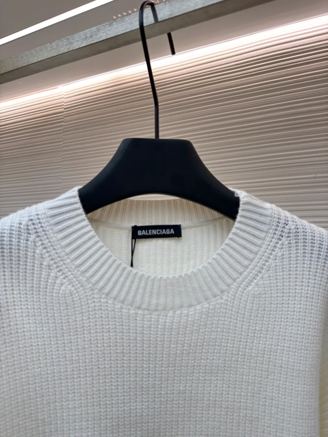 Balenciaga sleeve arm logo crew neck sweater ●Original version: Purchased and developed by 13833 ●Item number: 1681375-B00 ●Fabric: cotton fabric ●Technology: knitted production ●Color: white ●Version: fitted version ●Weight: about 890 grams ●Size: S-M-L-XL ●Description: Using big brand yarn, the fabric composition is 90% cotton, 10% wool. The fabric pattern is stiff. The high cotton content can make the clothes droop and restore the original effect. The 10% wool content can fully tighten the fabric density and make the clothes achieve a certain degree of warmth. The leather label is made of natural silicone material. The original white fonts in the label are molded and customized, and the size is consistent with the original. The overall wiring is straight and delicate, the fabric is comfortable and soft, and the color is consistent without color difference. It can be matched with the same style to create a fashionable look and control various occasions. Customized accessories, complete with three standards, same style for men and women!