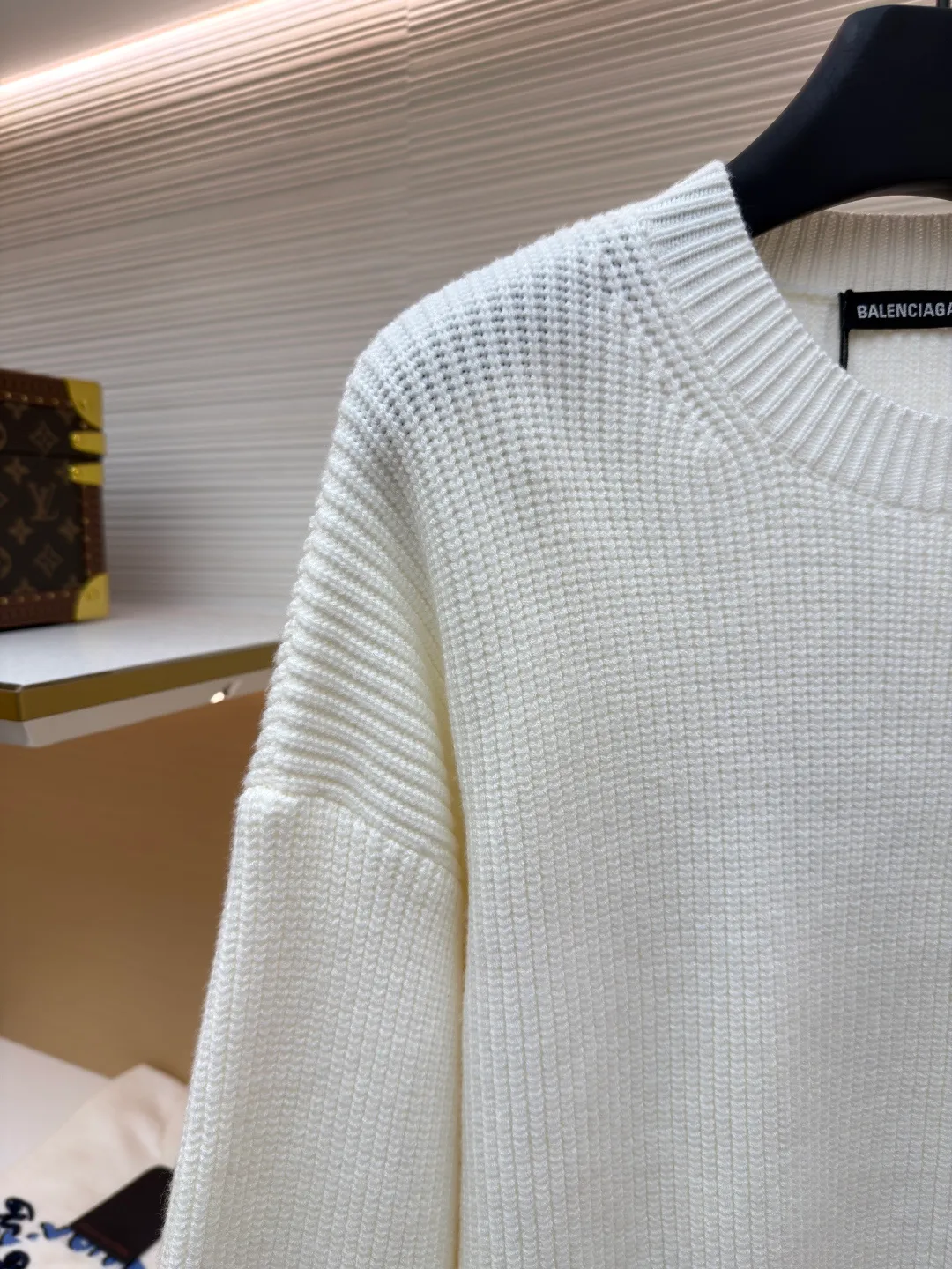 Balenciaga sleeve arm logo crew neck sweater ●Original version: Purchased and developed by 13833 ●Item number: 1681375-B00 ●Fabric: cotton fabric ●Technology: knitted production ●Color: white ●Version: fitted version ●Weight: about 890 grams ●Size: S-M-L-XL ●Description: Using big brand yarn, the fabric composition is 90% cotton, 10% wool. The fabric pattern is stiff. The high cotton content can make the clothes droop and restore the original effect. The 10% wool content can fully tighten the fabric density and make the clothes achieve a certain degree of warmth. The leather label is made of natural silicone material. The original white fonts in the label are molded and customized, and the size is consistent with the original. The overall wiring is straight and delicate, the fabric is comfortable and soft, and the color is consistent without color difference. It can be matched with the same style to create a fashionable look and control various occasions. Customized accessories, complete with three standards, same style for men and women!