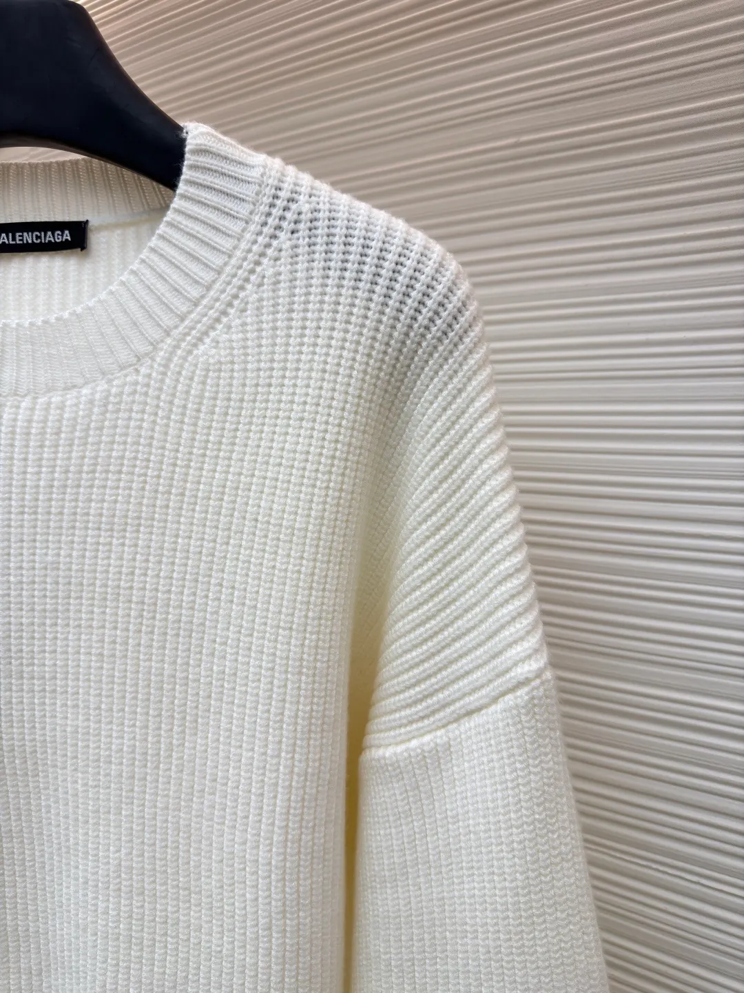 Balenciaga sleeve arm logo crew neck sweater ●Original version: Purchased and developed by 13833 ●Item number: 1681375-B00 ●Fabric: cotton fabric ●Technology: knitted production ●Color: white ●Version: fitted version ●Weight: about 890 grams ●Size: S-M-L-XL ●Description: Using big brand yarn, the fabric composition is 90% cotton, 10% wool. The fabric pattern is stiff. The high cotton content can make the clothes droop and restore the original effect. The 10% wool content can fully tighten the fabric density and make the clothes achieve a certain degree of warmth. The leather label is made of natural silicone material. The original white fonts in the label are molded and customized, and the size is consistent with the original. The overall wiring is straight and delicate, the fabric is comfortable and soft, and the color is consistent without color difference. It can be matched with the same style to create a fashionable look and control various occasions. Customized accessories, complete with three standards, same style for men and women!