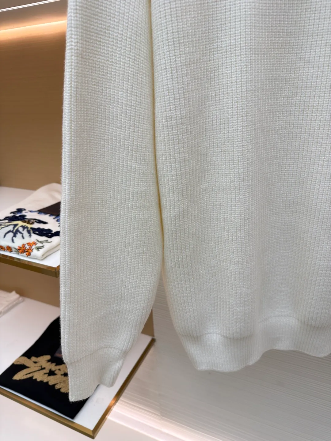Balenciaga sleeve arm logo crew neck sweater ●Original version: Purchased and developed by 13833 ●Item number: 1681375-B00 ●Fabric: cotton fabric ●Technology: knitted production ●Color: white ●Version: fitted version ●Weight: about 890 grams ●Size: S-M-L-XL ●Description: Using big brand yarn, the fabric composition is 90% cotton, 10% wool. The fabric pattern is stiff. The high cotton content can make the clothes droop and restore the original effect. The 10% wool content can fully tighten the fabric density and make the clothes achieve a certain degree of warmth. The leather label is made of natural silicone material. The original white fonts in the label are molded and customized, and the size is consistent with the original. The overall wiring is straight and delicate, the fabric is comfortable and soft, and the color is consistent without color difference. It can be matched with the same style to create a fashionable look and control various occasions. Customized accessories, complete with three standards, same style for men and women!