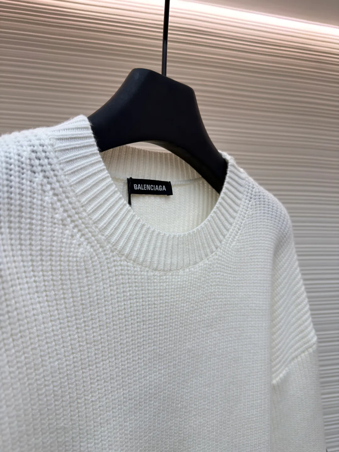 Balenciaga sleeve arm logo crew neck sweater ●Original version: Purchased and developed by 13833 ●Item number: 1681375-B00 ●Fabric: cotton fabric ●Technology: knitted production ●Color: white ●Version: fitted version ●Weight: about 890 grams ●Size: S-M-L-XL ●Description: Using big brand yarn, the fabric composition is 90% cotton, 10% wool. The fabric pattern is stiff. The high cotton content can make the clothes droop and restore the original effect. The 10% wool content can fully tighten the fabric density and make the clothes achieve a certain degree of warmth. The leather label is made of natural silicone material. The original white fonts in the label are molded and customized, and the size is consistent with the original. The overall wiring is straight and delicate, the fabric is comfortable and soft, and the color is consistent without color difference. It can be matched with the same style to create a fashionable look and control various occasions. Customized accessories, complete with three standards, same style for men and women!