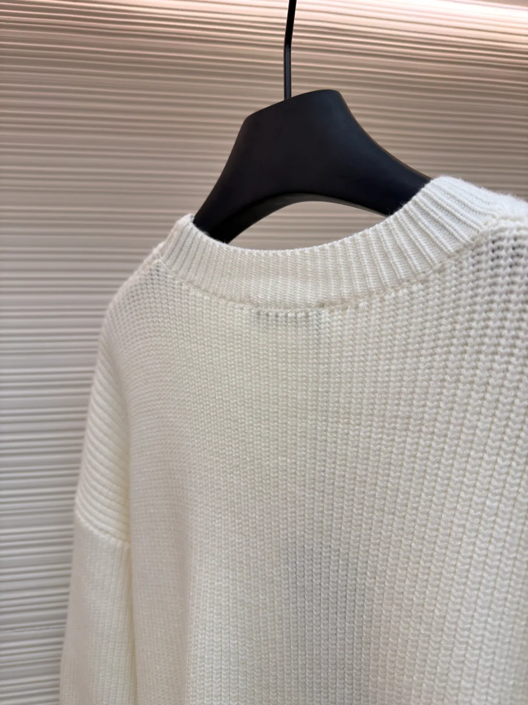 Balenciaga sleeve arm logo crew neck sweater ●Original version: Purchased and developed by 13833 ●Item number: 1681375-B00 ●Fabric: cotton fabric ●Technology: knitted production ●Color: white ●Version: fitted version ●Weight: about 890 grams ●Size: S-M-L-XL ●Description: Using big brand yarn, the fabric composition is 90% cotton, 10% wool. The fabric pattern is stiff. The high cotton content can make the clothes droop and restore the original effect. The 10% wool content can fully tighten the fabric density and make the clothes achieve a certain degree of warmth. The leather label is made of natural silicone material. The original white fonts in the label are molded and customized, and the size is consistent with the original. The overall wiring is straight and delicate, the fabric is comfortable and soft, and the color is consistent without color difference. It can be matched with the same style to create a fashionable look and control various occasions. Customized accessories, complete with three standards, same style for men and women!