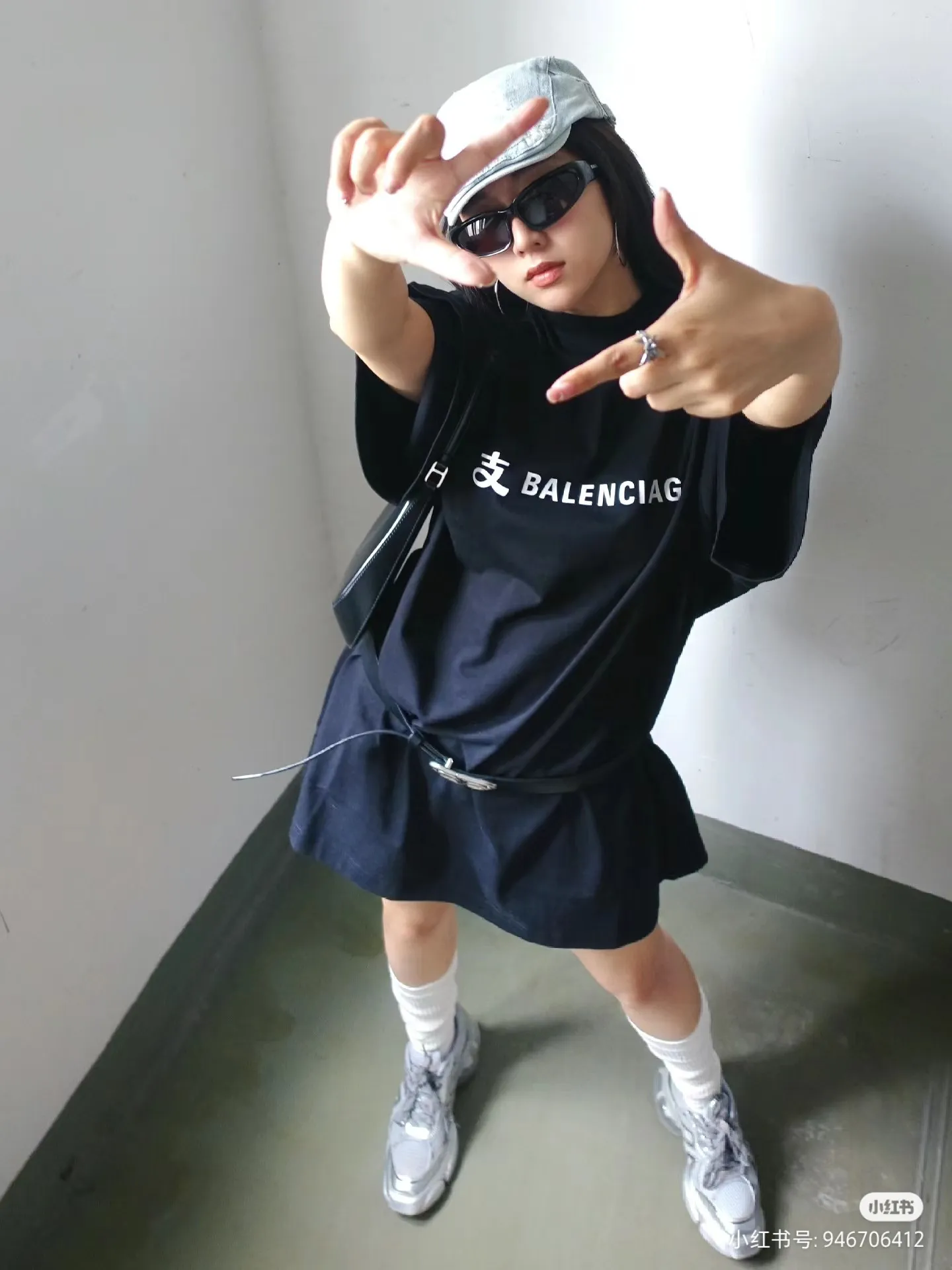 ♻️💯Reference model picture for the upper body❤️【New arrival】Top version of Balenciga/Balenciaga latest series Alipay co-branded short-sleeved T-shirt No.1 quality in this market Real ceiling quality All original development drawings pay attention to details to avoid mixed sales of stolen pictures Correct 280g custom-woven and dyed double yarn fabric Soft and comfortable Chest printing imported Conley direct-injection machine Here is an explanation why mine is a little more expensive than others: 1. It seems to be a simple printing or embroidery In fact, it is not simple at all. 10000% imported machine restoration is not just a lip service. You are welcome to compare with peers. 2. Each model is produced by the company. The detailed workmanship and fabrics are consistent with the original ones. It is guaranteed that there will be no color difference with the counters. Reproduction is not terrible. Whoever is fake will be embarrassed. It’s not shameful to make a replica, it’s shameful if you can’t buy the correct version if you make a replica. 3. Note that the threaded collars are all original collars of certain countries and regions, with high wrapping. The width of the neckline and cabinets are accurate to the millimeter. Thick necklines are not easy to deform. The collars of high-end products are all restored cabinets. They are different from the big collars in the world. Ordinary garbage short-sleeves are printed with a print. The clavicle of the upper body is exposed. Please be patient. Customers who have bought genuine products or have seen genuine products will come back to place orders again. This is quality. This is quality. 4. Different styles of washed wheat main wheat, including imported wheat, have different colors and codes. Really restore the counter. As we all know, Balenciaga has different English or different colors on the collar labels of each quarter. This distinguishes the fast food products with the same common main wheat washed wheat. 5. Pay attention to the workmanship. The stitching at the neckline has no folds, smooth and natural without overlapping lines, and truly restores this. This is something that many people cannot do. 6. The fabric is made of 260g Paris-specific double yarn. No one can make better fabrics than my family. There's really no way to compare it with the ordinary version on the market. Respect it. It's genuine and costs thousands of dollars. Don't go wrong with the quality of street stalls. 7. The workmanship is fully restored and the packaging is fully restored. The cost is huge. 8. I guarantee here that this is the highest quality you can find. Color: Black Size: XS-L P:250