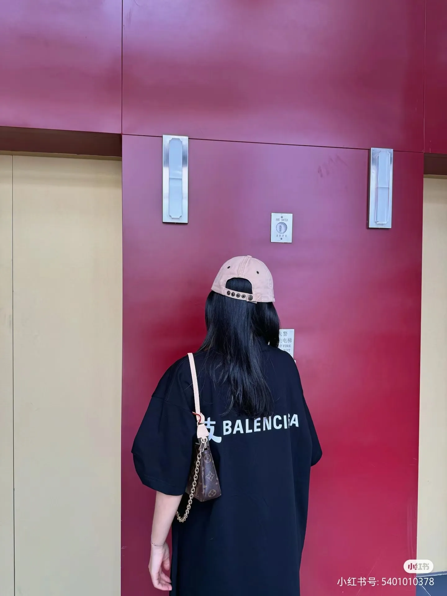 ♻️💯Reference model picture for the upper body❤️【New arrival】Top version of Balenciga/Balenciaga latest series Alipay co-branded short-sleeved T-shirt No.1 quality in this market Real ceiling quality All original development drawings pay attention to details to avoid mixed sales of stolen pictures Correct 280g custom-woven and dyed double yarn fabric Soft and comfortable Chest printing imported Conley direct-injection machine Here is an explanation why mine is a little more expensive than others: 1. It seems to be a simple printing or embroidery In fact, it is not simple at all. 10000% imported machine restoration is not just a lip service. You are welcome to compare with peers. 2. Each model is produced by the company. The detailed workmanship and fabrics are consistent with the original ones. It is guaranteed that there will be no color difference with the counters. Reproduction is not terrible. Whoever is fake will be embarrassed. It’s not shameful to make a replica, it’s shameful if you can’t buy the correct version if you make a replica. 3. Note that the threaded collars are all original collars of certain countries and regions, with high wrapping. The width of the neckline and cabinets are accurate to the millimeter. Thick necklines are not easy to deform. The collars of high-end products are all restored cabinets. They are different from the big collars in the world. Ordinary garbage short-sleeves are printed with a print. The clavicle of the upper body is exposed. Please be patient. Customers who have bought genuine products or have seen genuine products will come back to place orders again. This is quality. This is quality. 4. Different styles of washed wheat main wheat, including imported wheat, have different colors and codes. Really restore the counter. As we all know, Balenciaga has different English or different colors on the collar labels of each quarter. This distinguishes the fast food products with the same common main wheat washed wheat. 5. Pay attention to the workmanship. The stitching at the neckline has no folds, smooth and natural without overlapping lines, and truly restores this. This is something that many people cannot do. 6. The fabric is made of 260g Paris-specific double yarn. No one can make better fabrics than my family. There's really no way to compare it with the ordinary version on the market. Respect it. It's genuine and costs thousands of dollars. Don't go wrong with the quality of street stalls. 7. The workmanship is fully restored and the packaging is fully restored. The cost is huge. 8. I guarantee here that this is the highest quality you can find. Color: Black Size: XS-L P:250