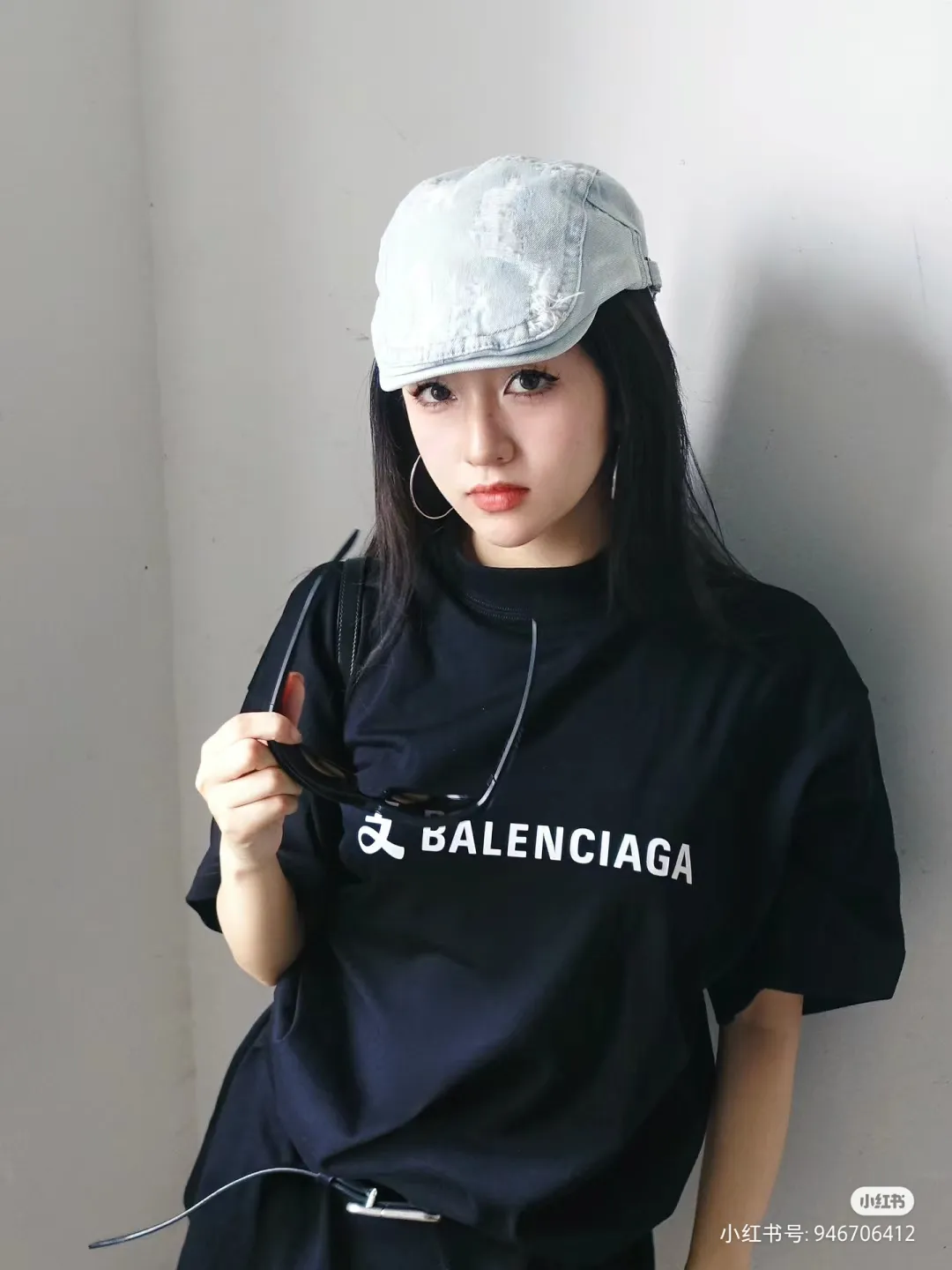 ♻️💯Reference model picture for the upper body❤️【New arrival】Top version of Balenciga/Balenciaga latest series Alipay co-branded short-sleeved T-shirt No.1 quality in this market Real ceiling quality All original development drawings pay attention to details to avoid mixed sales of stolen pictures Correct 280g custom-woven and dyed double yarn fabric Soft and comfortable Chest printing imported Conley direct-injection machine Here is an explanation why mine is a little more expensive than others: 1. It seems to be a simple printing or embroidery In fact, it is not simple at all. 10000% imported machine restoration is not just a lip service. You are welcome to compare with peers. 2. Each model is produced by the company. The detailed workmanship and fabrics are consistent with the original ones. It is guaranteed that there will be no color difference with the counters. Reproduction is not terrible. Whoever is fake will be embarrassed. It’s not shameful to make a replica, it’s shameful if you can’t buy the correct version if you make a replica. 3. Note that the threaded collars are all original collars of certain countries and regions, with high wrapping. The width of the neckline and cabinets are accurate to the millimeter. Thick necklines are not easy to deform. The collars of high-end products are all restored cabinets. They are different from the big collars in the world. Ordinary garbage short-sleeves are printed with a print. The clavicle of the upper body is exposed. Please be patient. Customers who have bought genuine products or have seen genuine products will come back to place orders again. This is quality. This is quality. 4. Different styles of washed wheat main wheat, including imported wheat, have different colors and codes. Really restore the counter. As we all know, Balenciaga has different English or different colors on the collar labels of each quarter. This distinguishes the fast food products with the same common main wheat washed wheat. 5. Pay attention to the workmanship. The stitching at the neckline has no folds, smooth and natural without overlapping lines, and truly restores this. This is something that many people cannot do. 6. The fabric is made of 260g Paris-specific double yarn. No one can make better fabrics than my family. There's really no way to compare it with the ordinary version on the market. Respect it. It's genuine and costs thousands of dollars. Don't go wrong with the quality of street stalls. 7. The workmanship is fully restored and the packaging is fully restored. The cost is huge. 8. I guarantee here that this is the highest quality you can find. Color: Black Size: XS-L P:250